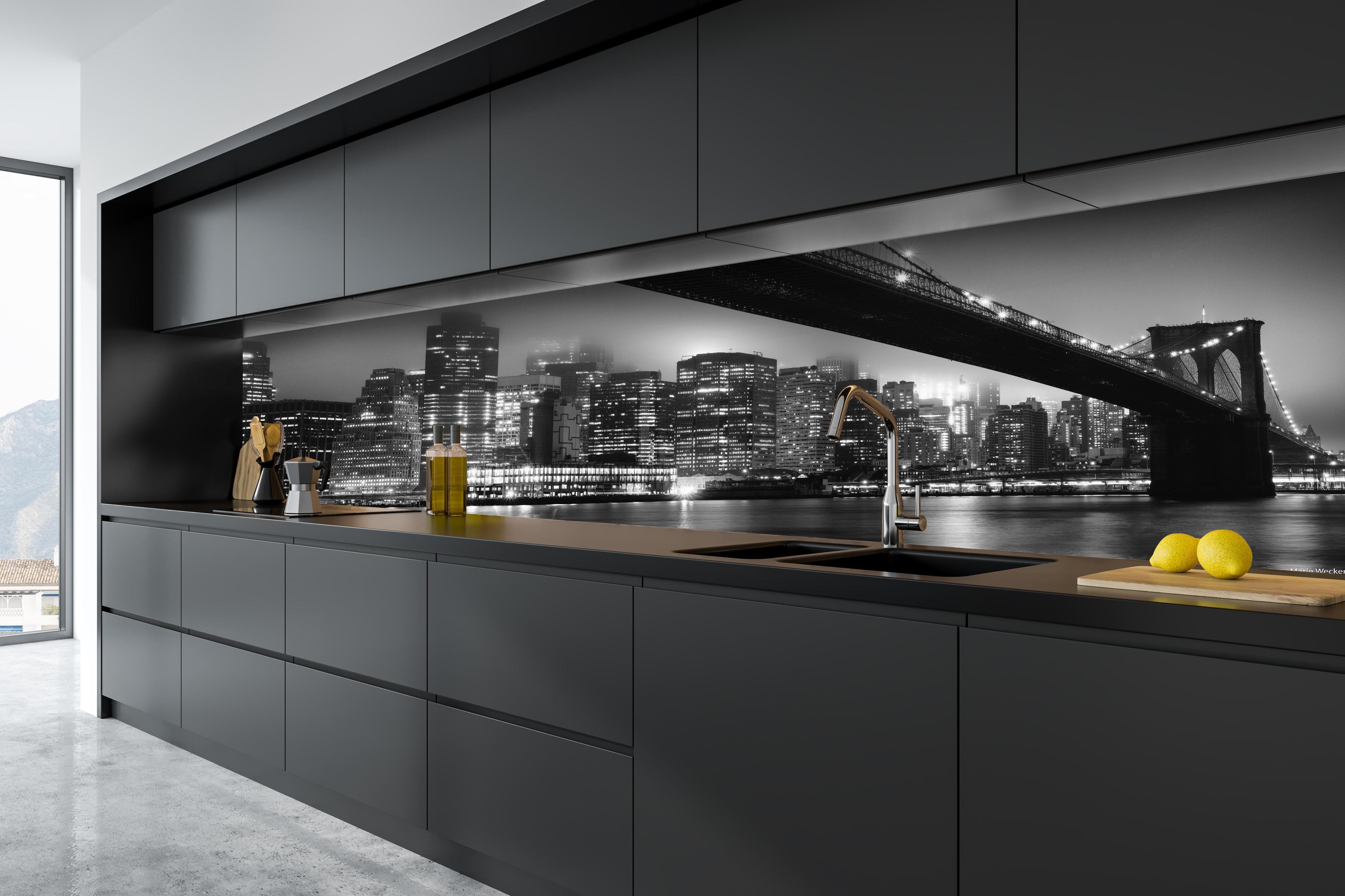 Küche - Monochrome Nachtansicht Stadt Skyline hinter weißen Hochglanz-Küchenregalen und schwarzem Wasserhahn