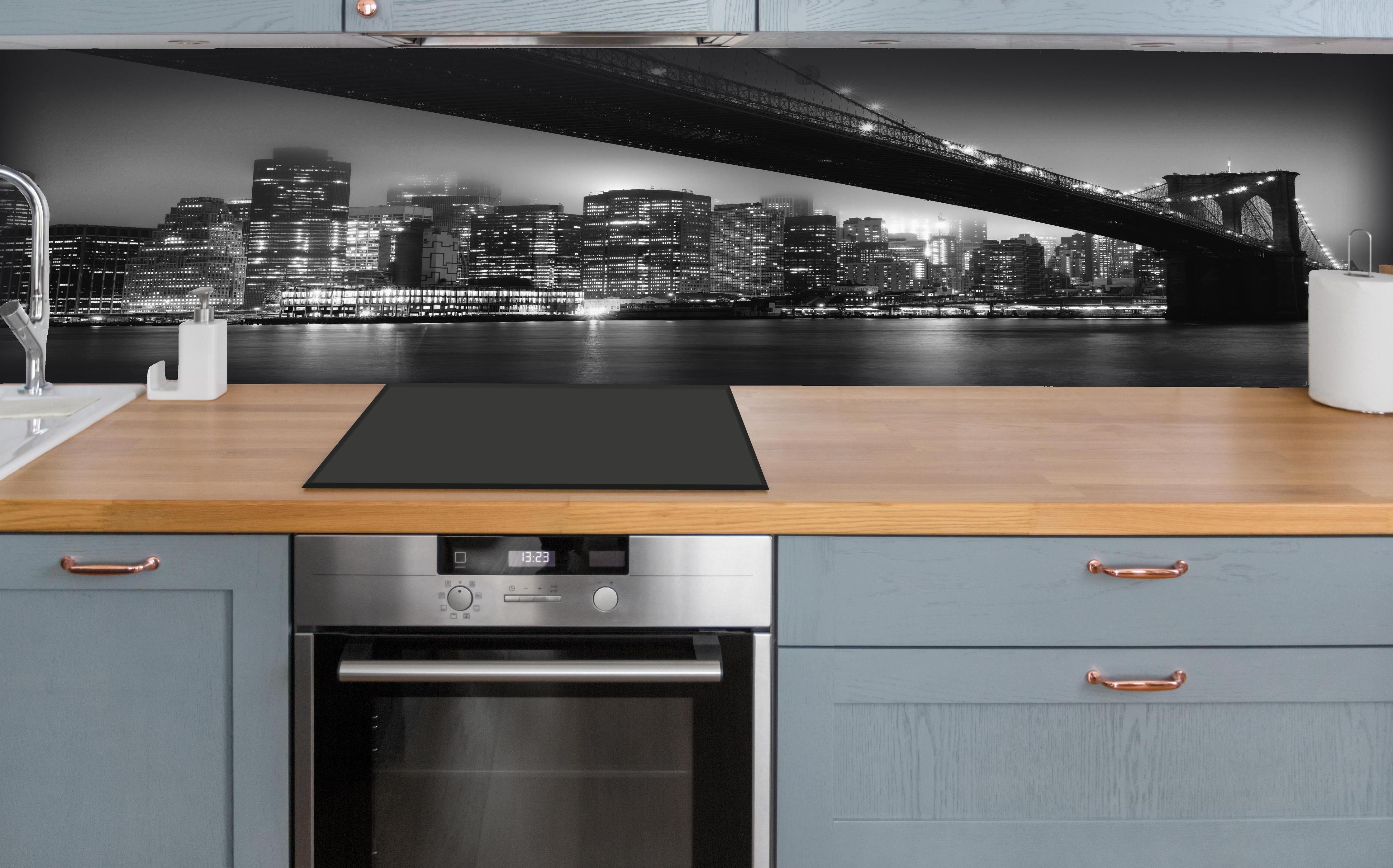 Küche - Monochrome Nachtansicht Stadt Skyline hinter weißen Hochglanz-Küchenregalen und schwarzem Wasserhahn