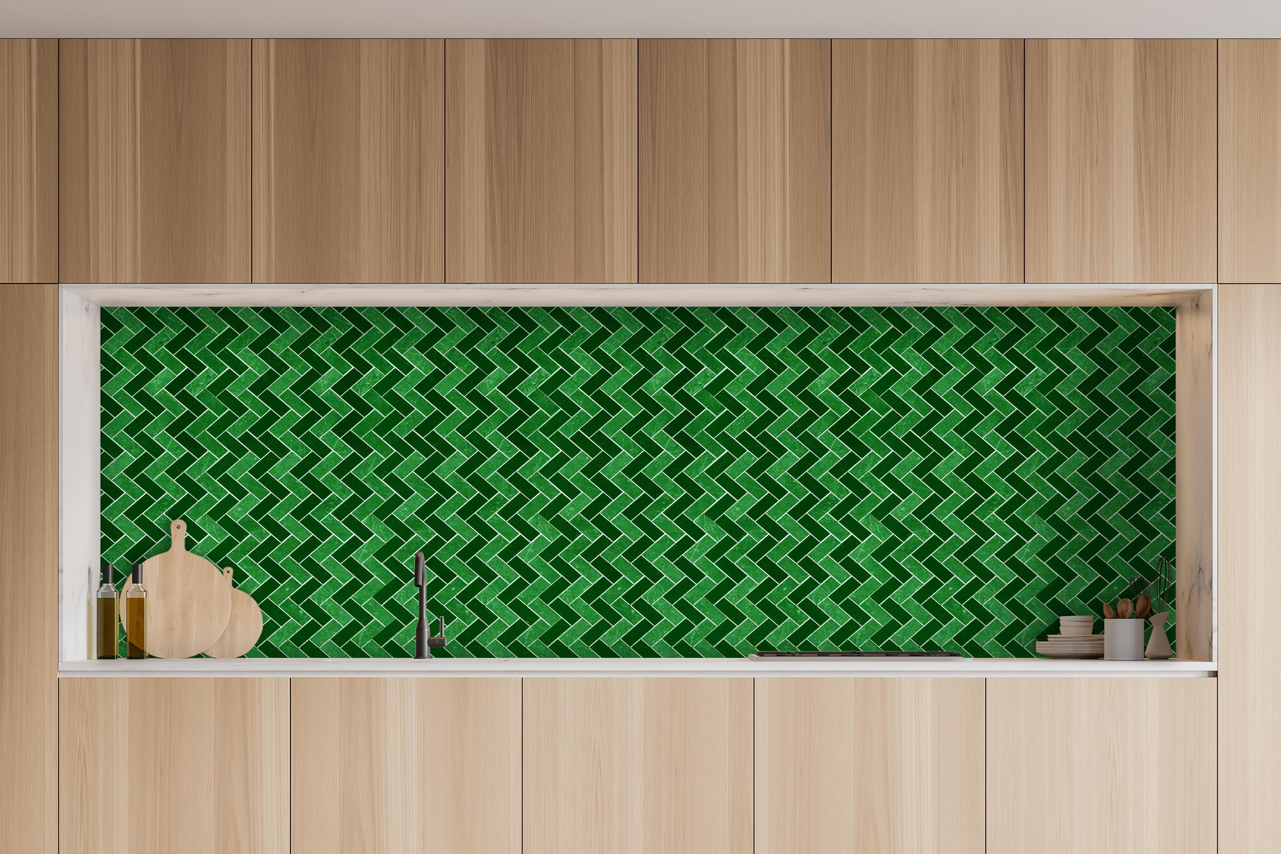 Küche - Mosaik Textur - Fliesen hinter weißen Hochglanz-Küchenregalen und schwarzem Wasserhahn