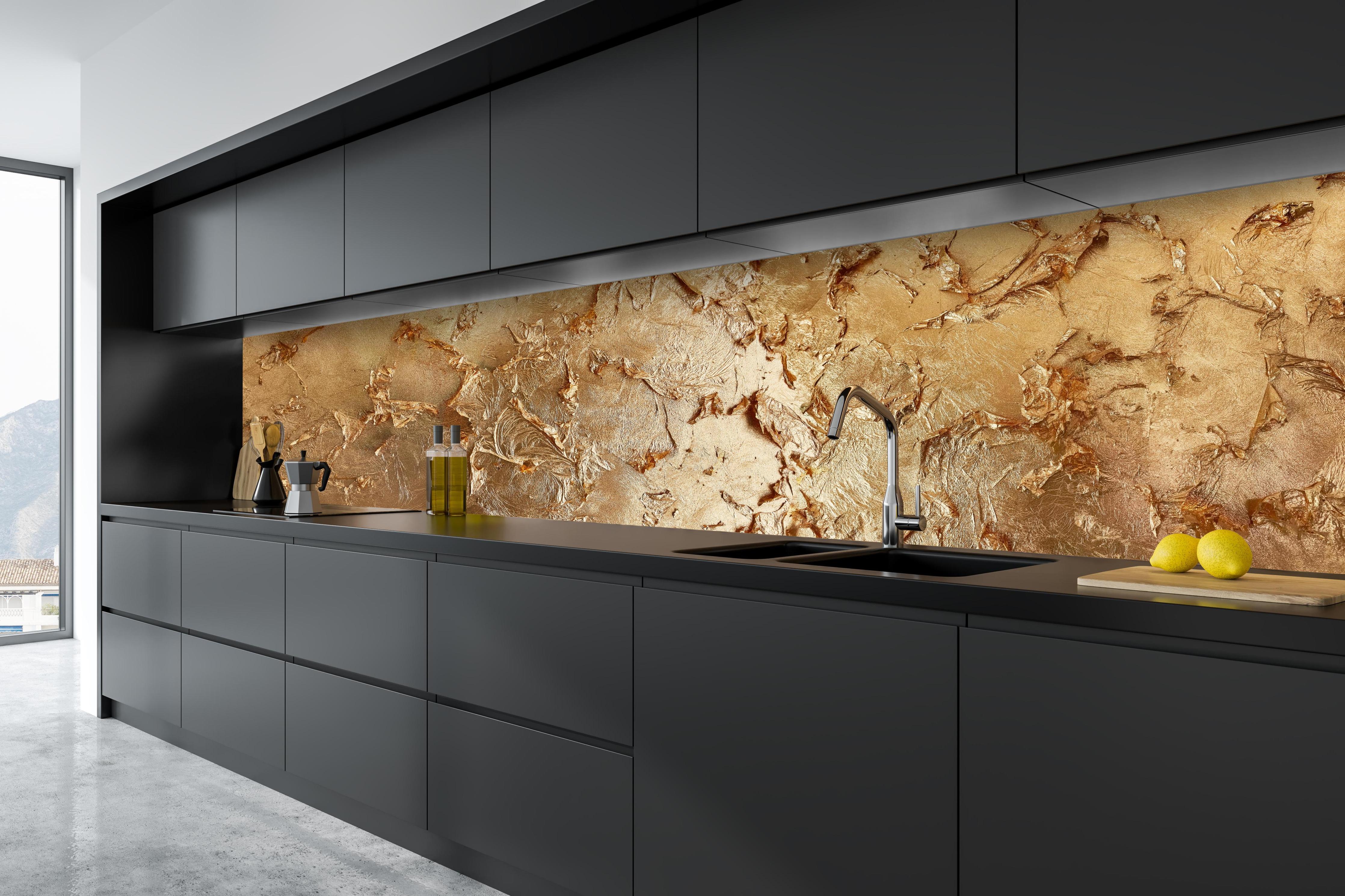 Küche - Muster einer vergoldeten Wand hinter weißen Hochglanz-Küchenregalen und schwarzem Wasserhahn