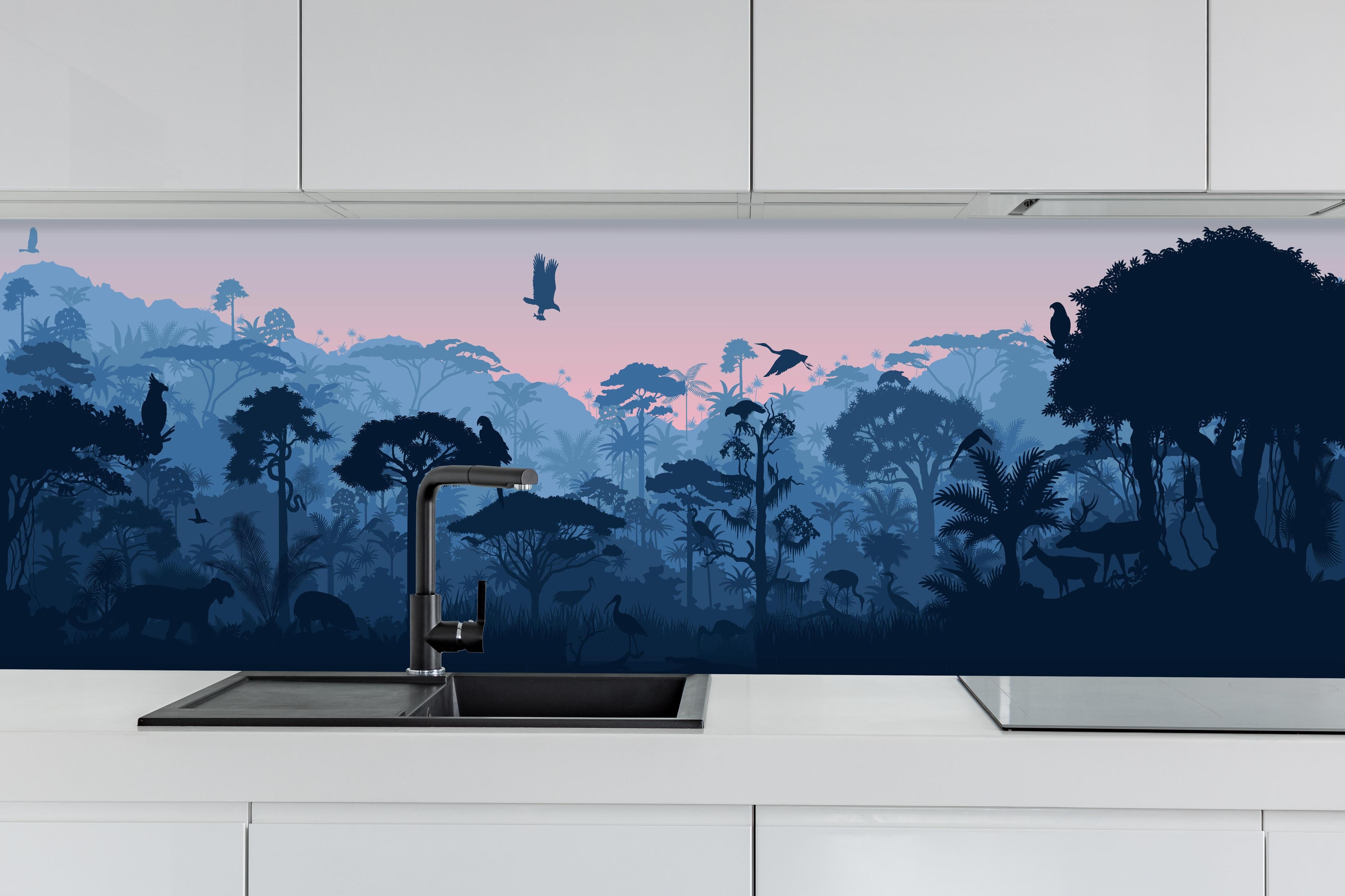 Küche - Mystische Dschungellandschaft in Dämmerfarben hinter weißen Hochglanz-Küchenregalen und schwarzem Wasserhahn