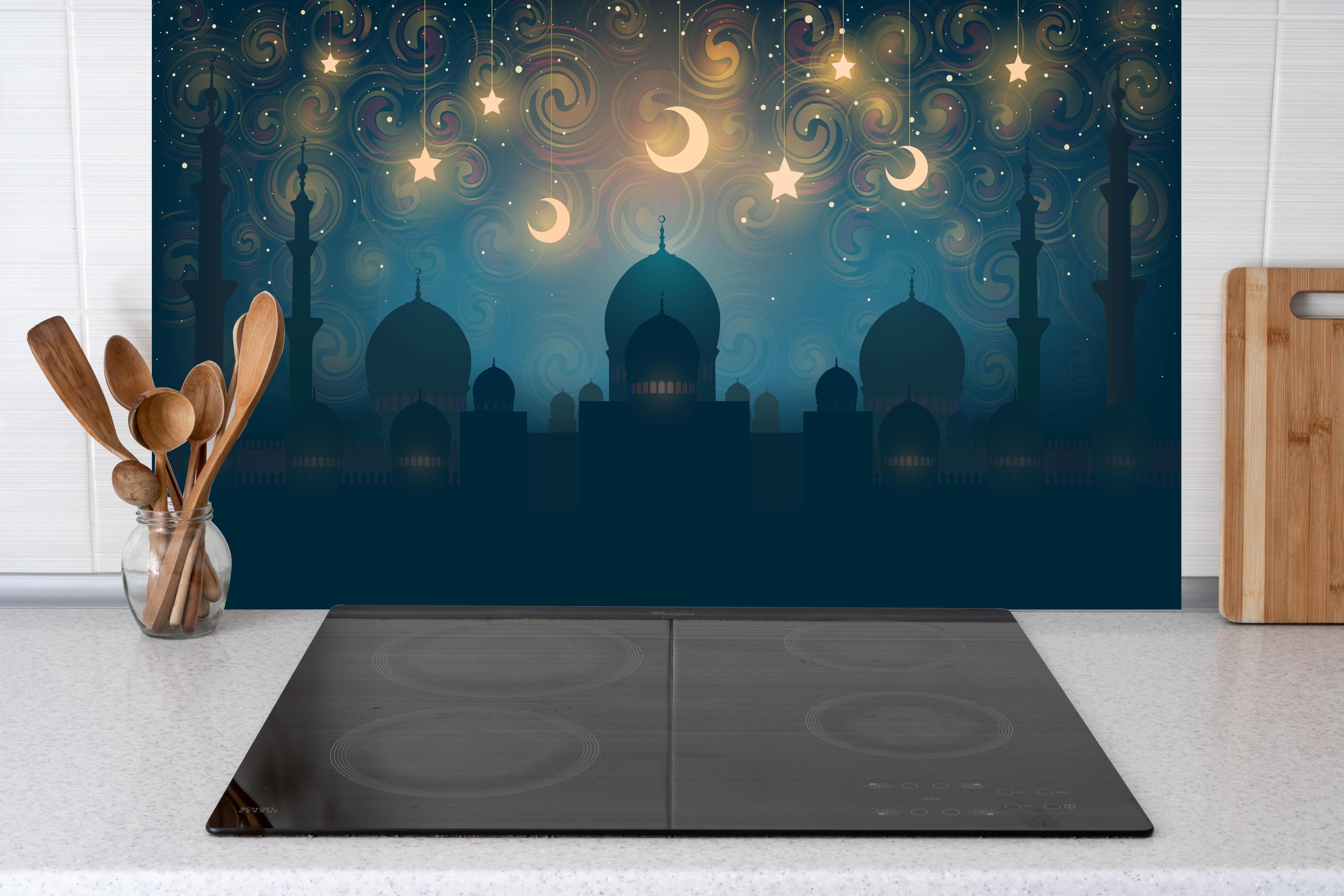 Küche - Mystische Moschee Silhouette bei Sternennacht hinter weißen Hochglanz-Küchenregalen und schwarzem Wasserhahn