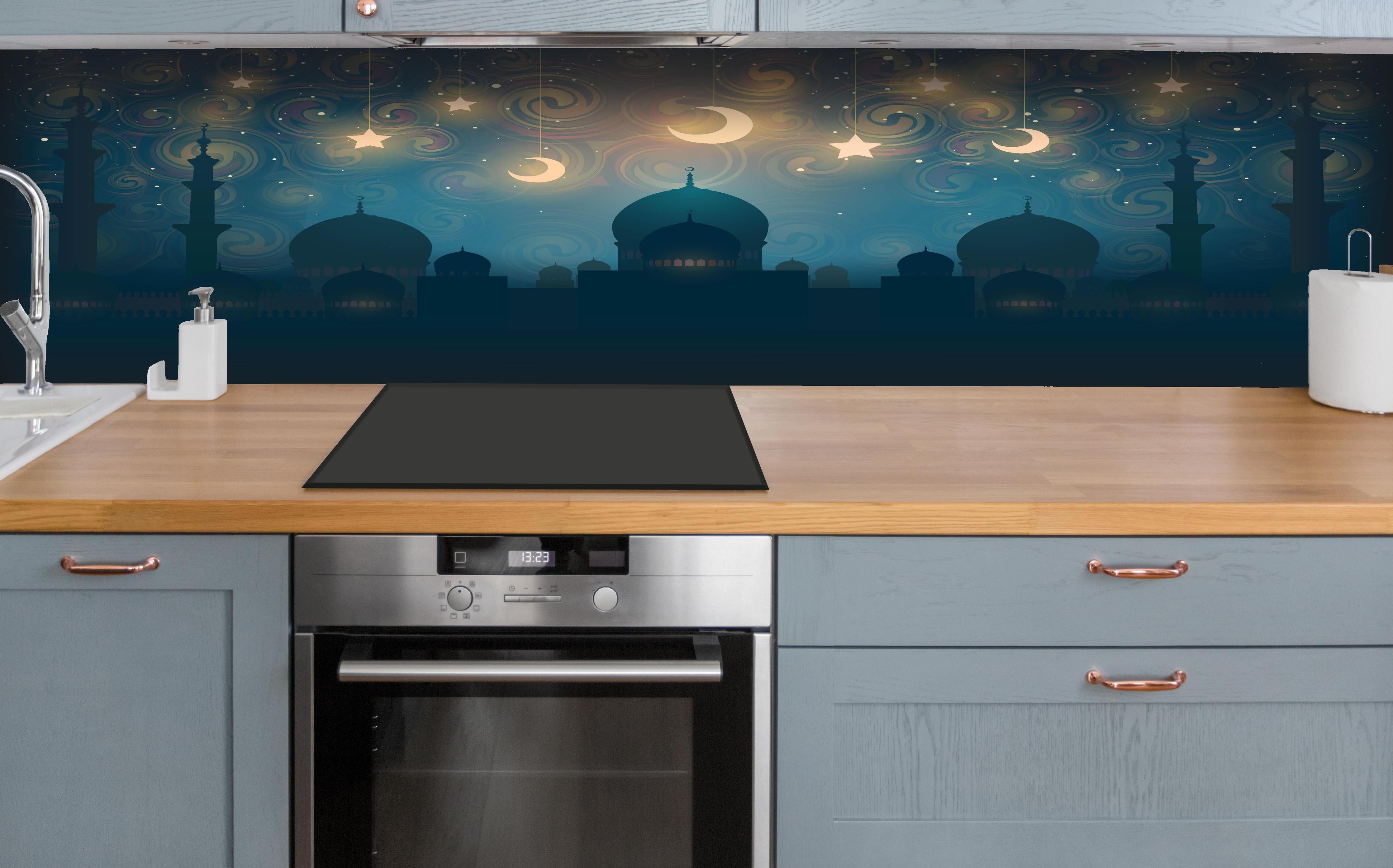 Küche - Mystische Moschee Silhouette bei Sternennacht hinter weißen Hochglanz-Küchenregalen und schwarzem Wasserhahn