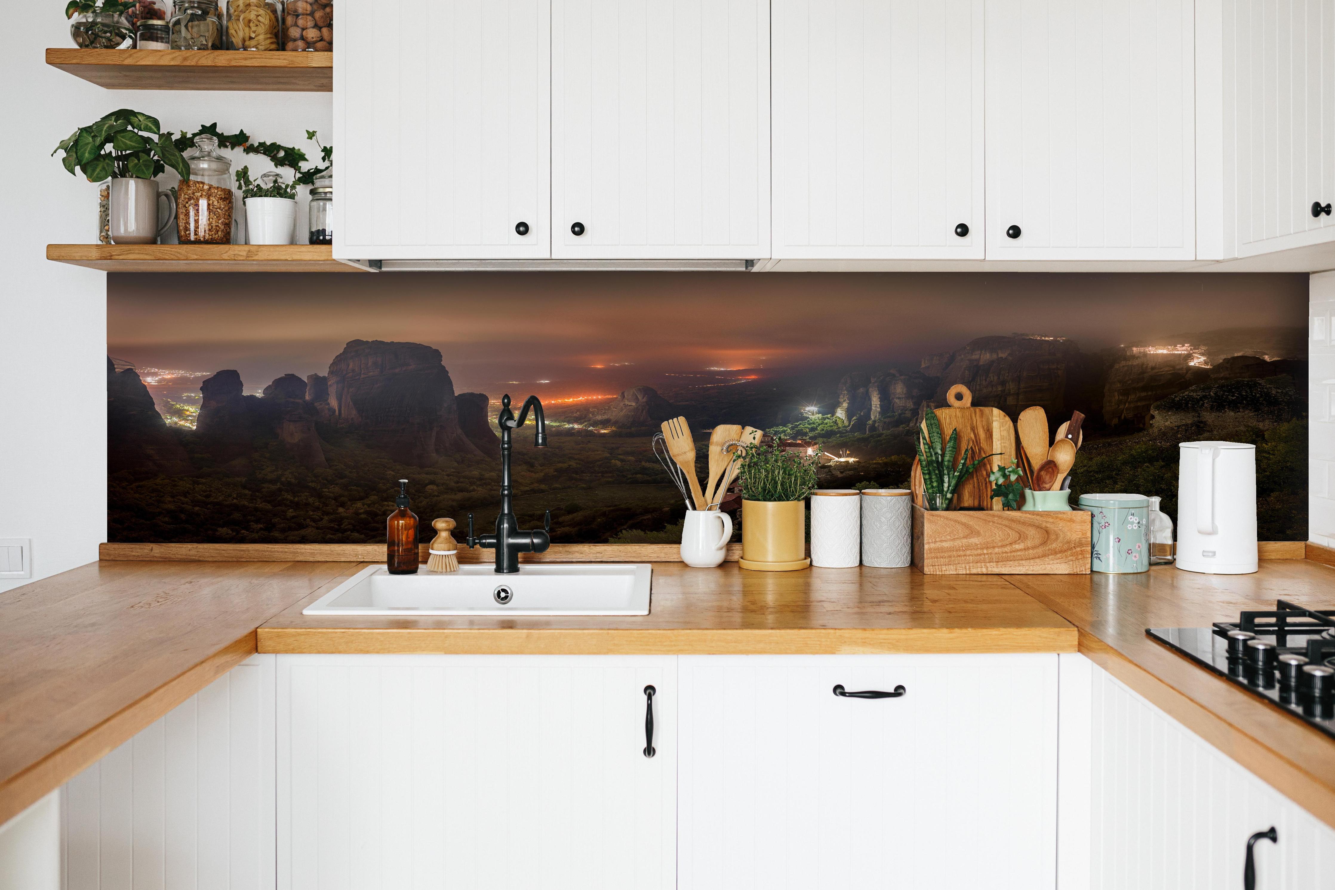 Küche - Nächtlicher Blick auf Meteora Berge hinter weißen Hochglanz-Küchenregalen und schwarzem Wasserhahn