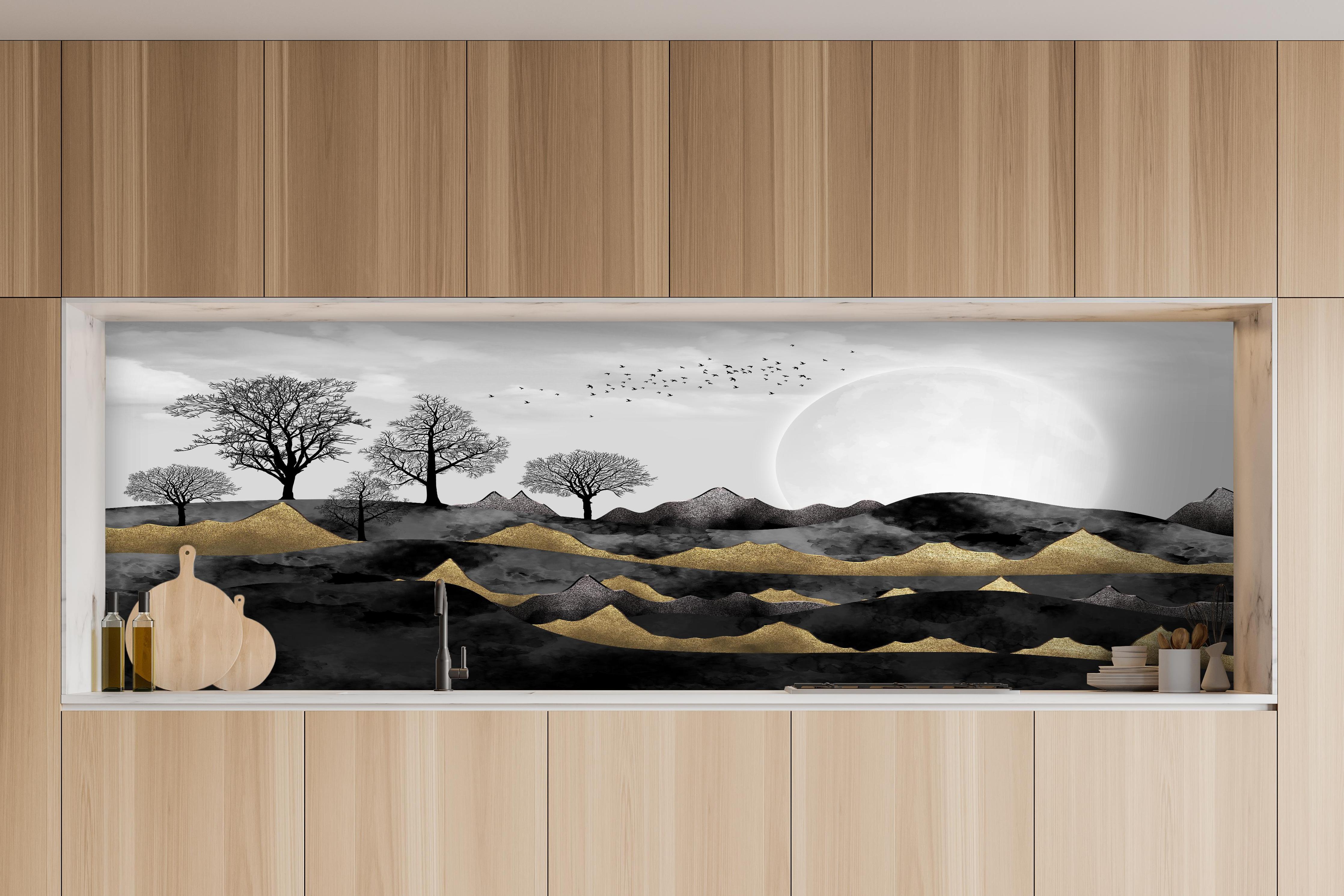 Küche - Nächtliches Landschaftsdesign - Grafik hinter weißen Hochglanz-Küchenregalen und schwarzem Wasserhahn