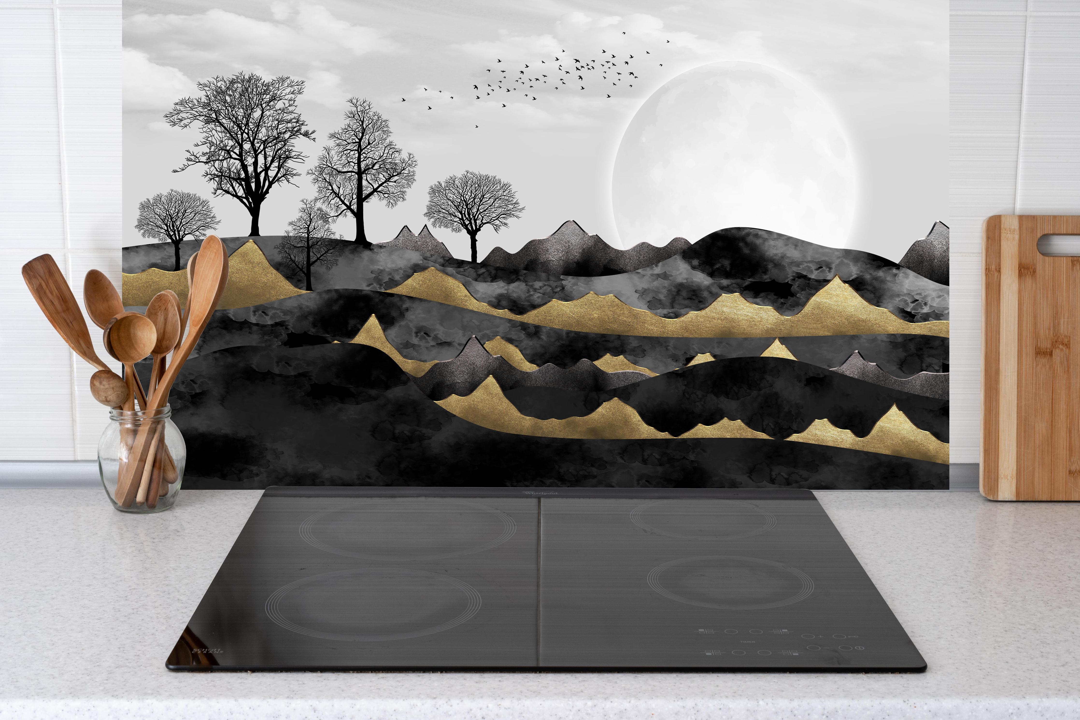 Küche - Nächtliches Landschaftsdesign - Grafik hinter weißen Hochglanz-Küchenregalen und schwarzem Wasserhahn