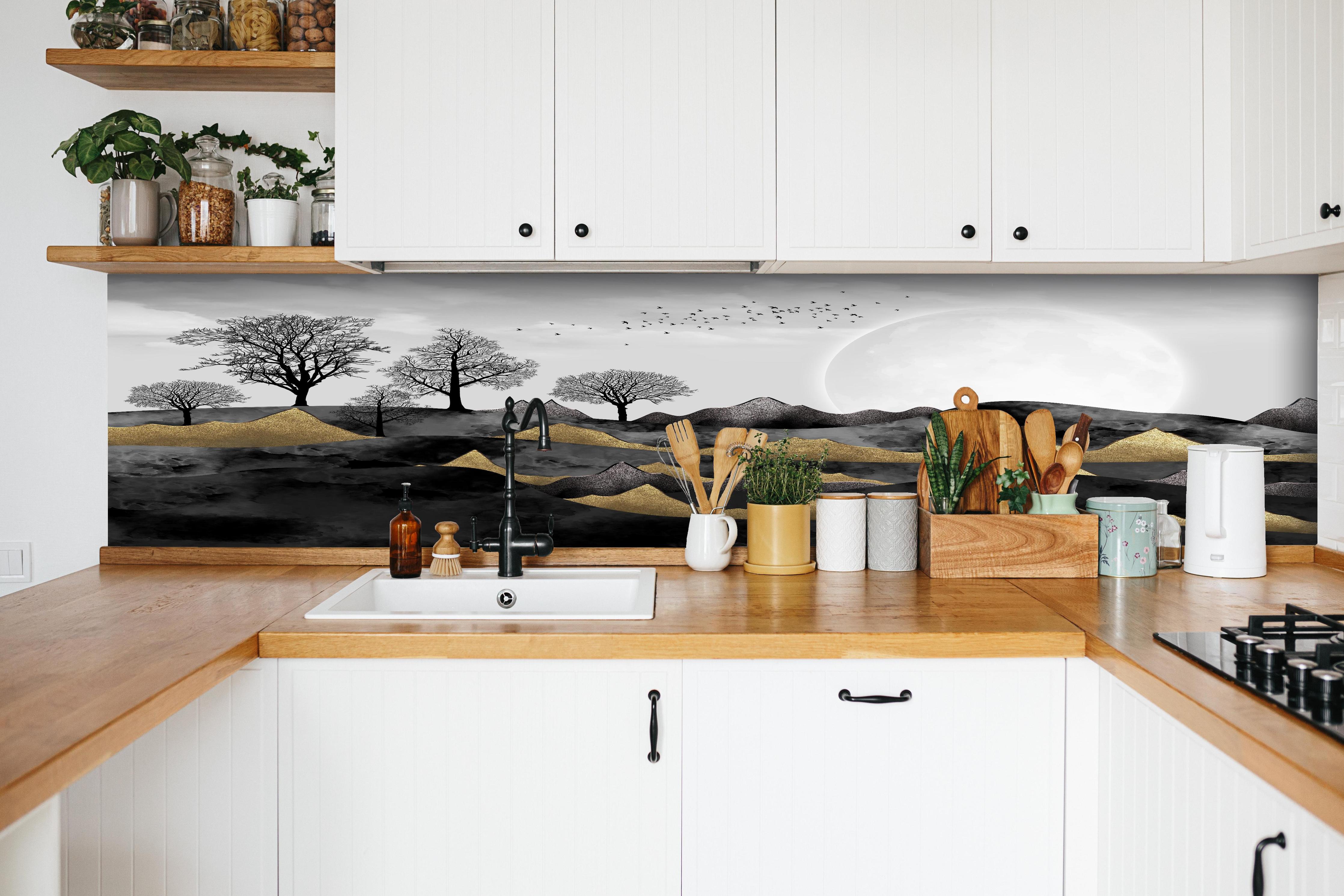 Küche - Nächtliches Landschaftsdesign - Grafik hinter weißen Hochglanz-Küchenregalen und schwarzem Wasserhahn