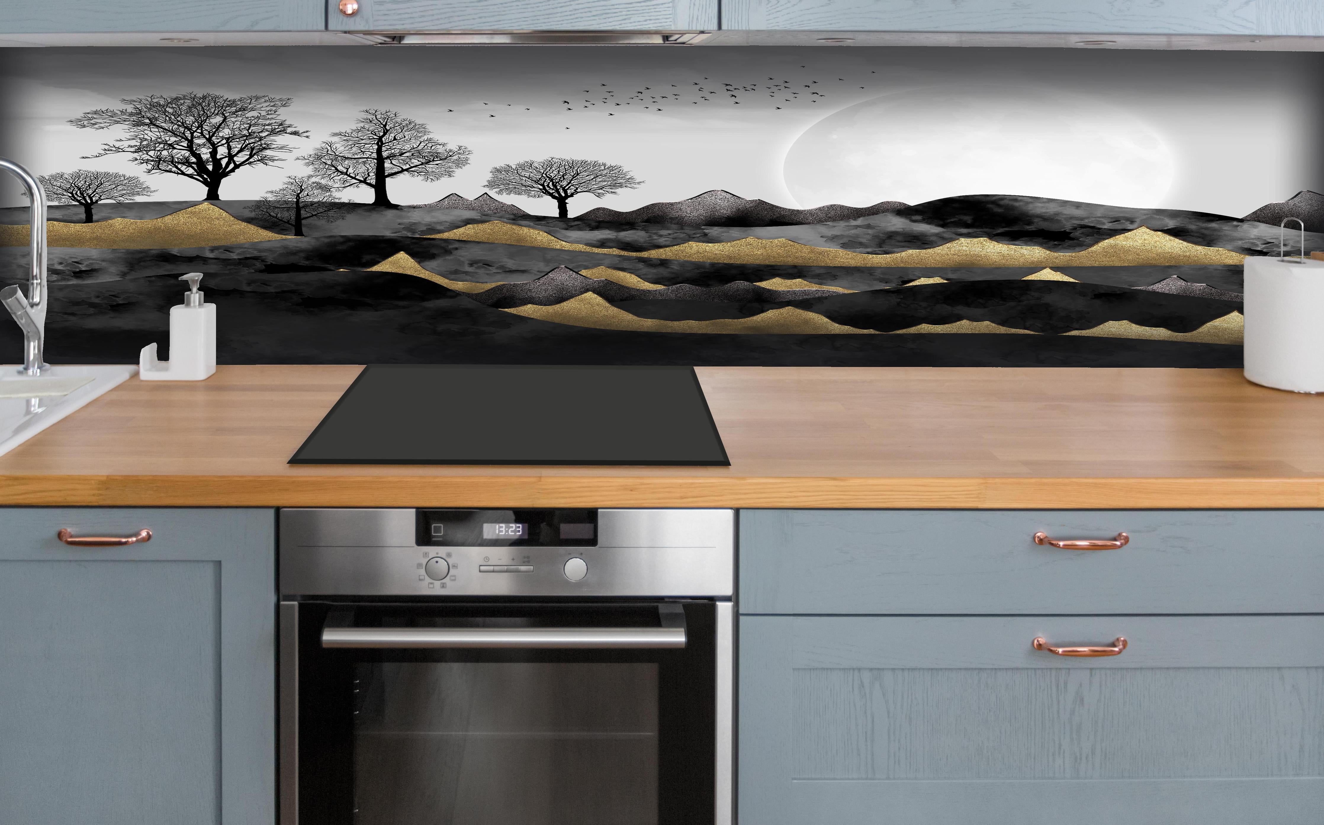 Küche - Nächtliches Landschaftsdesign - Grafik hinter weißen Hochglanz-Küchenregalen und schwarzem Wasserhahn