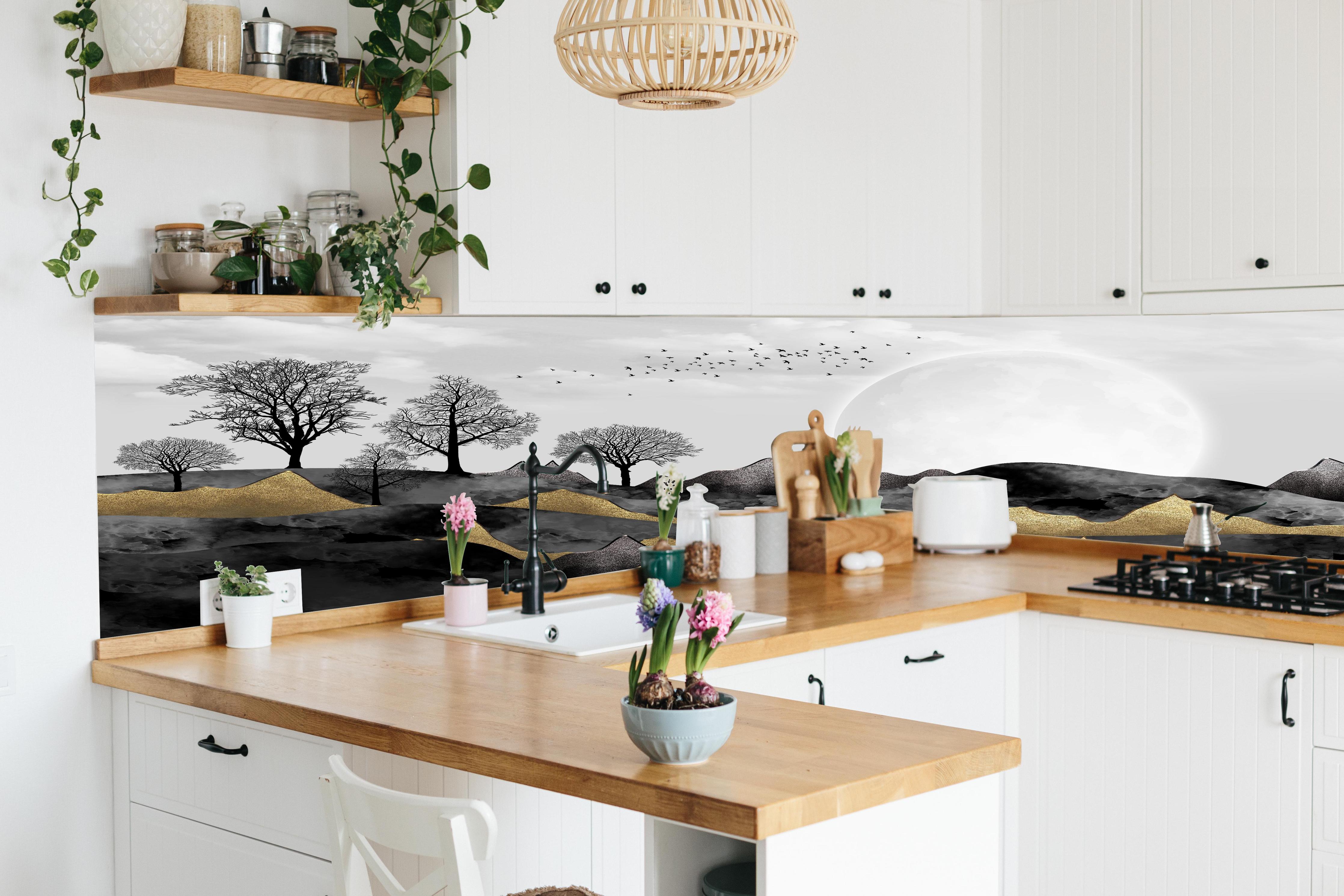 Küche - Nächtliches Landschaftsdesign - Grafik hinter weißen Hochglanz-Küchenregalen und schwarzem Wasserhahn