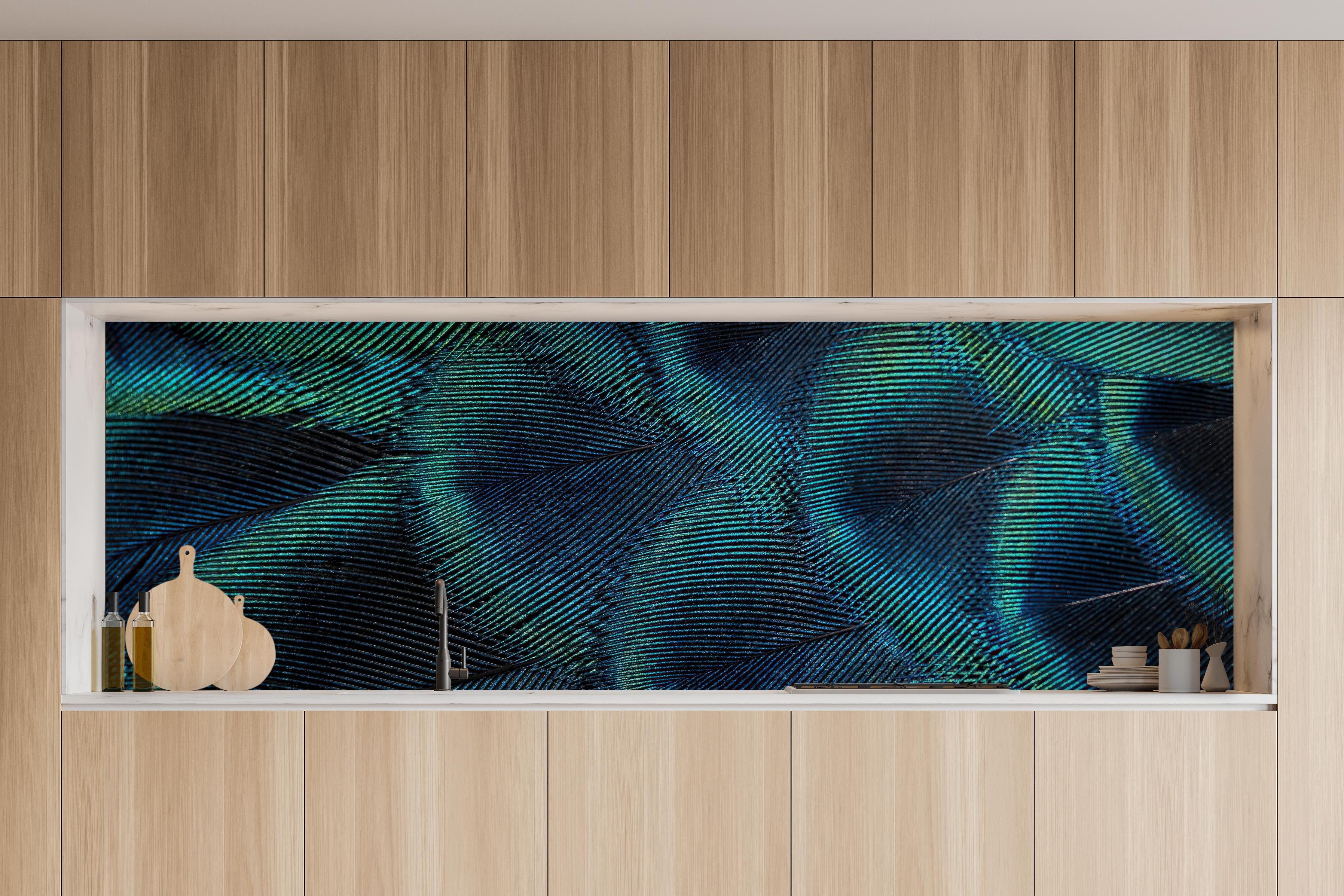 Küche - Nahaufnahme von Pfauenfedern hinter weißen Hochglanz-Küchenregalen und schwarzem Wasserhahn