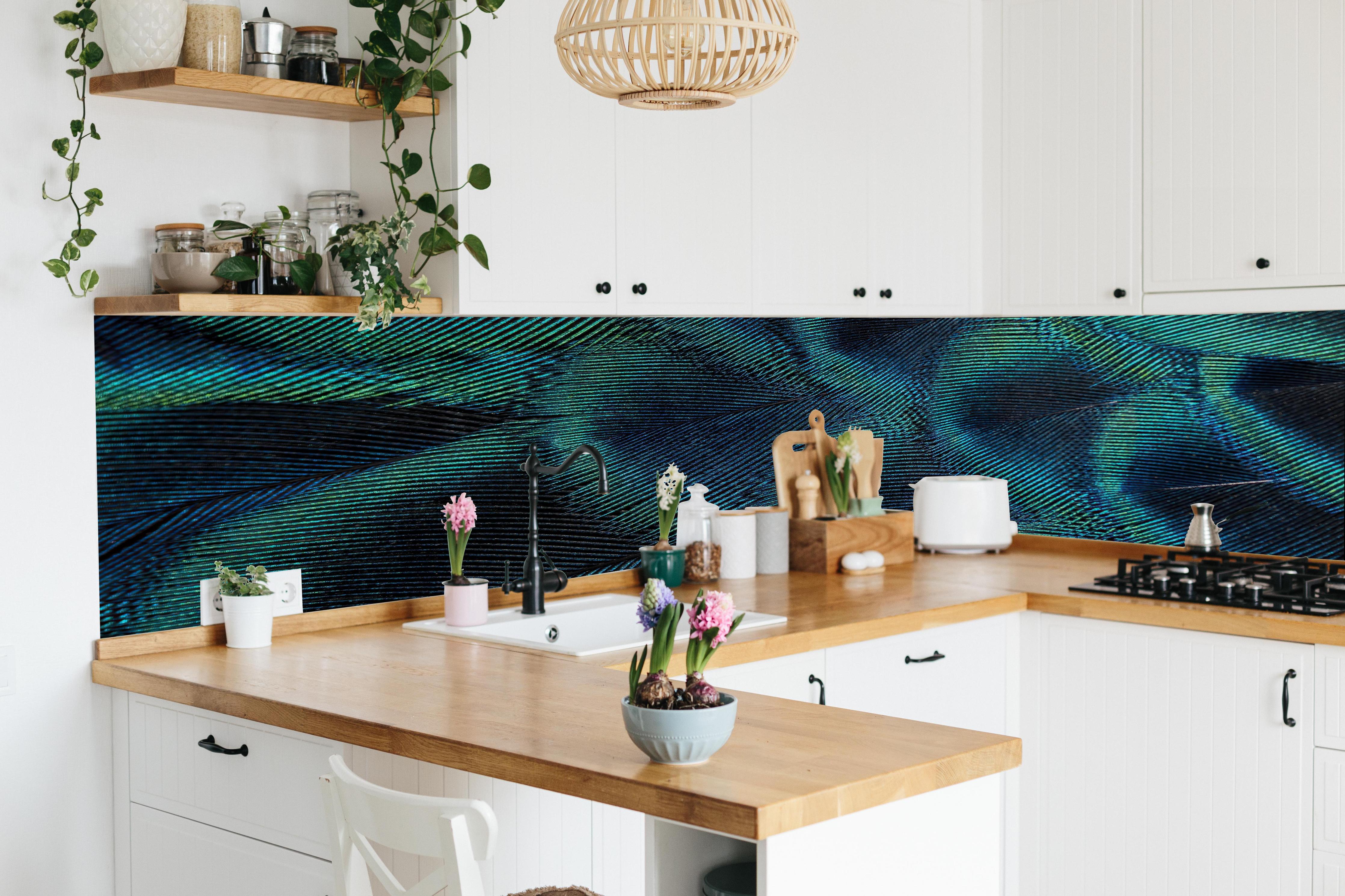 Küche - Nahaufnahme von Pfauenfedern hinter weißen Hochglanz-Küchenregalen und schwarzem Wasserhahn