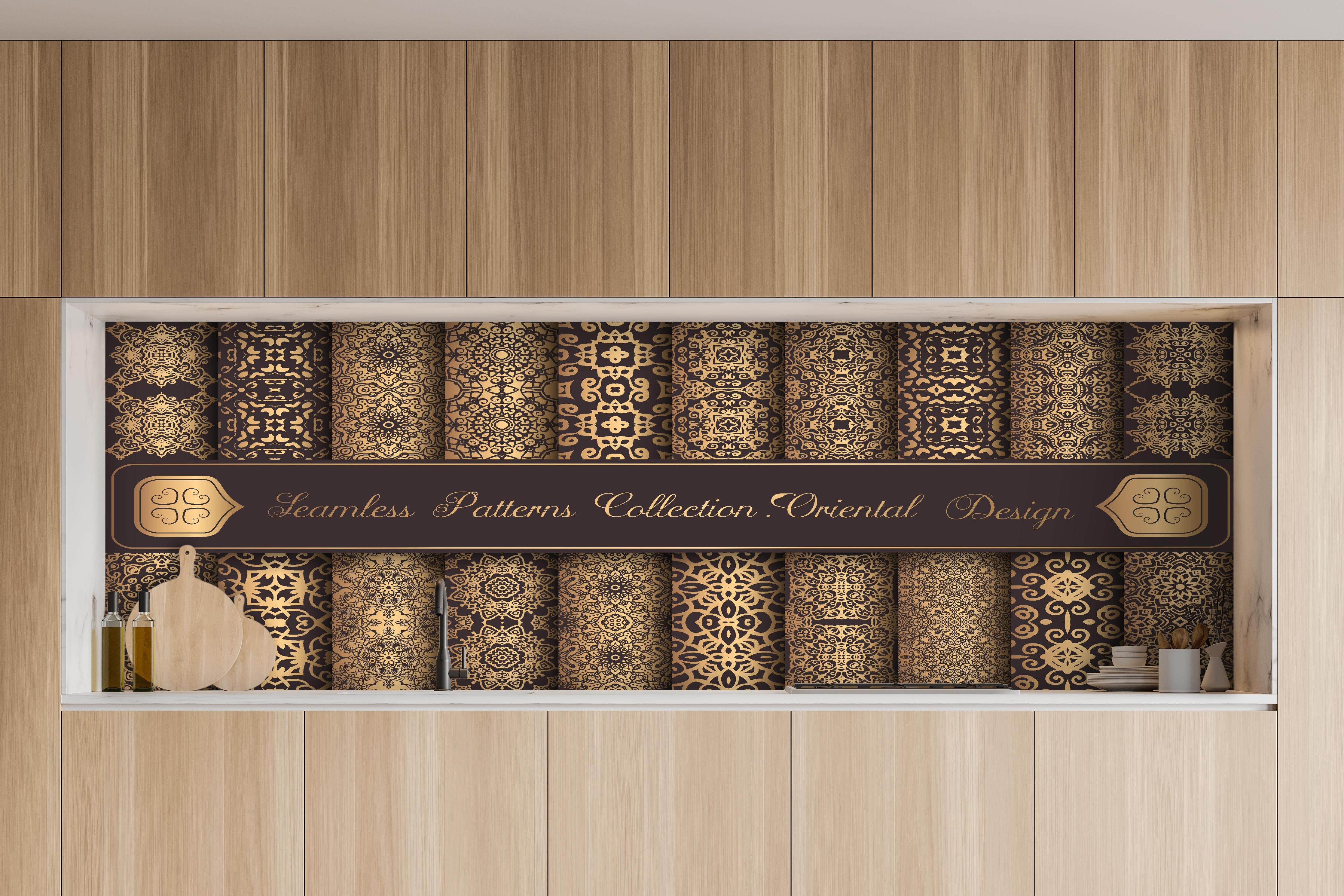 Küche - Nahtlose Muster mit goldenen Ornamenten hinter weißen Hochglanz-Küchenregalen und schwarzem Wasserhahn