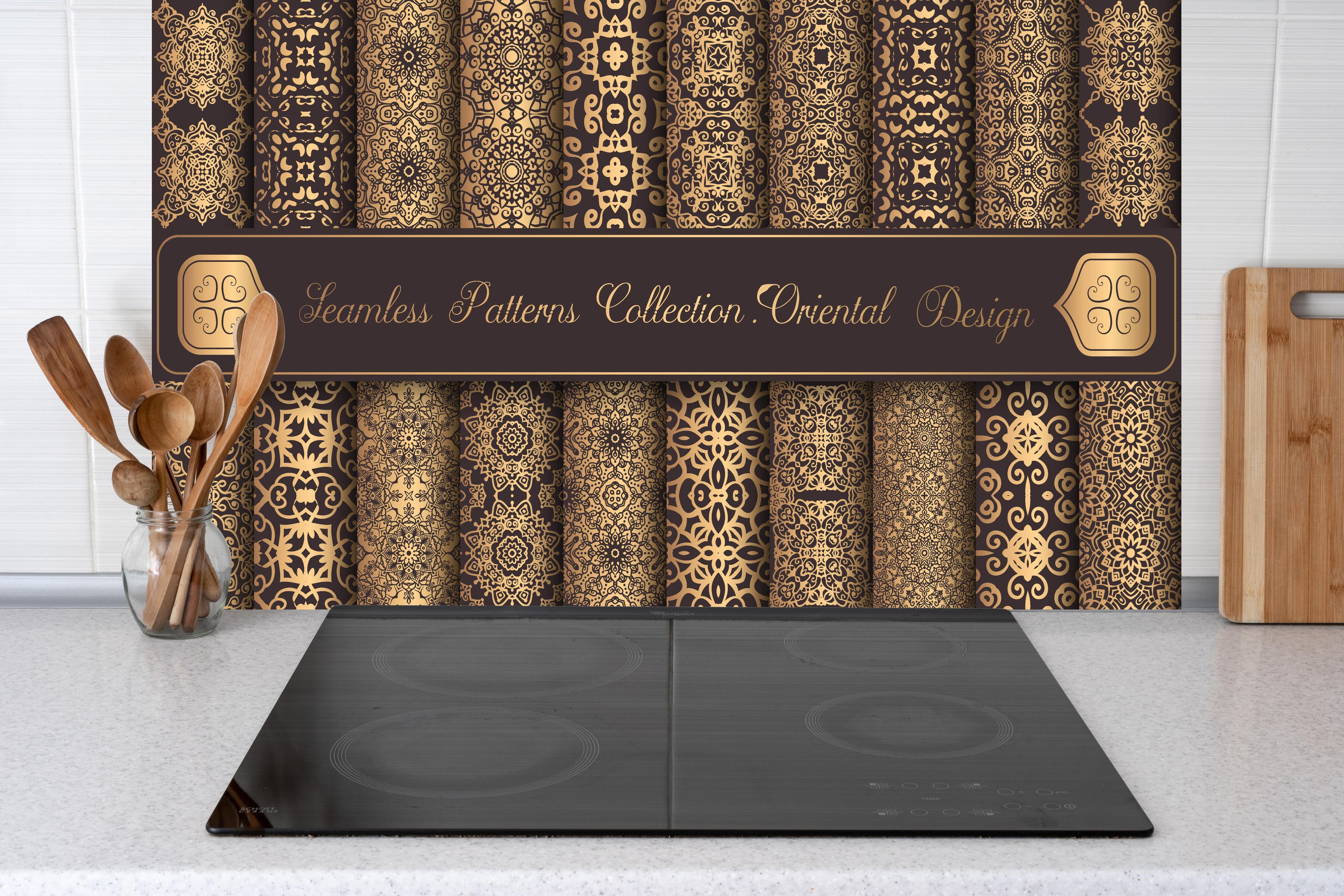 Küche - Nahtlose Muster mit goldenen Ornamenten hinter weißen Hochglanz-Küchenregalen und schwarzem Wasserhahn