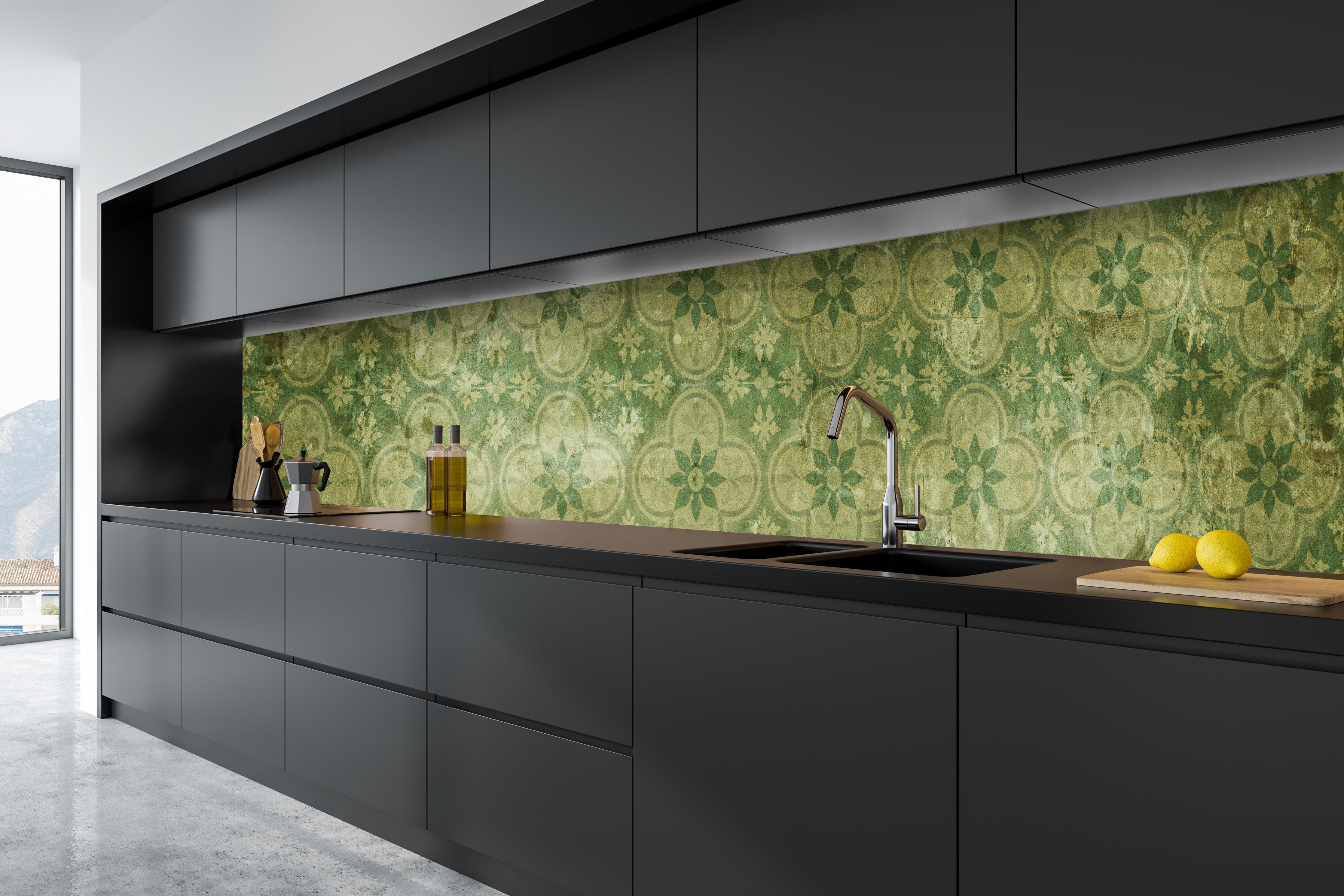 Küche - Nahtlose Vintage Retro Mosaikfliesen Textur hinter weißen Hochglanz-Küchenregalen und schwarzem Wasserhahn