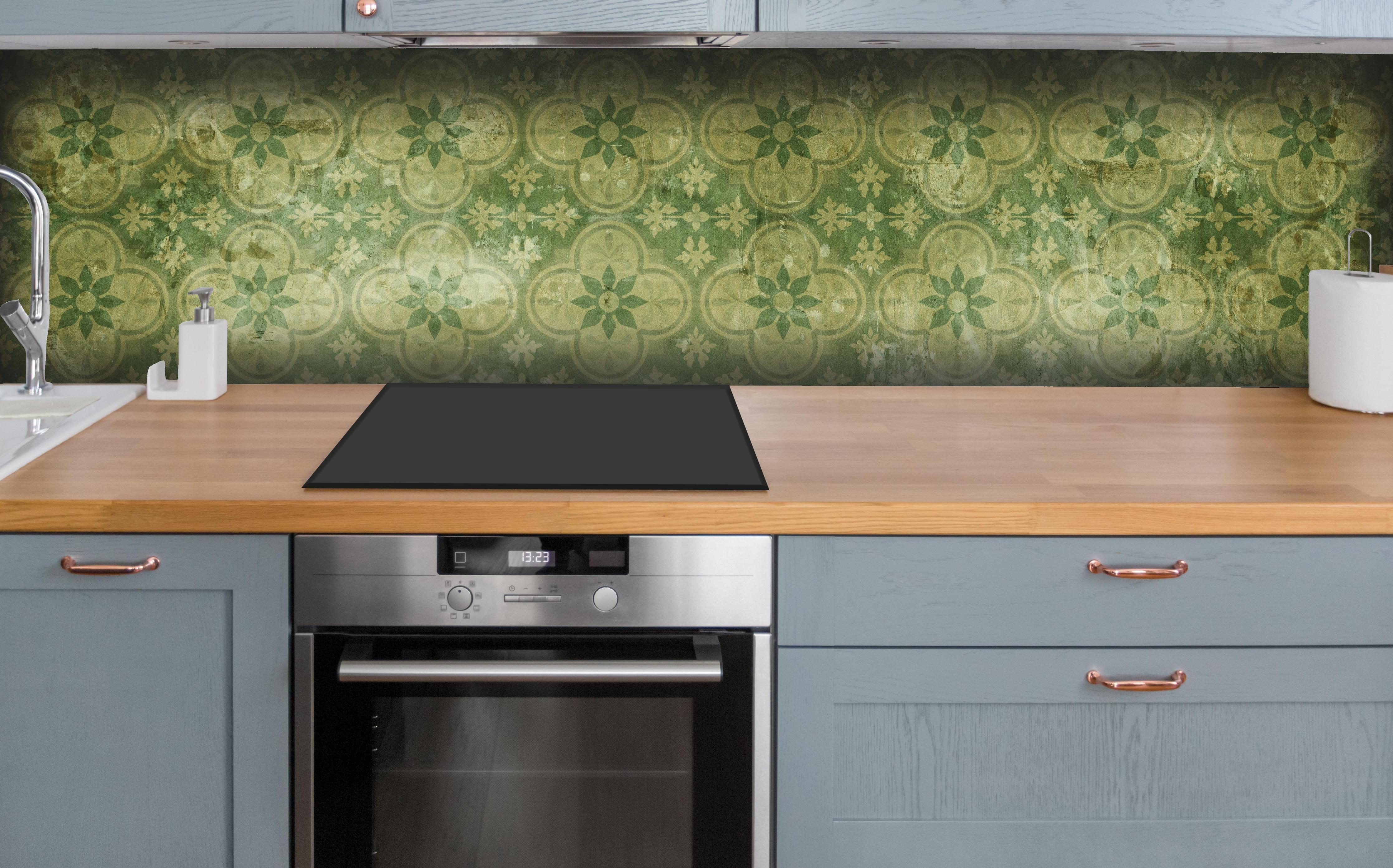 Küche - Nahtlose Vintage Retro Mosaikfliesen Textur hinter weißen Hochglanz-Küchenregalen und schwarzem Wasserhahn