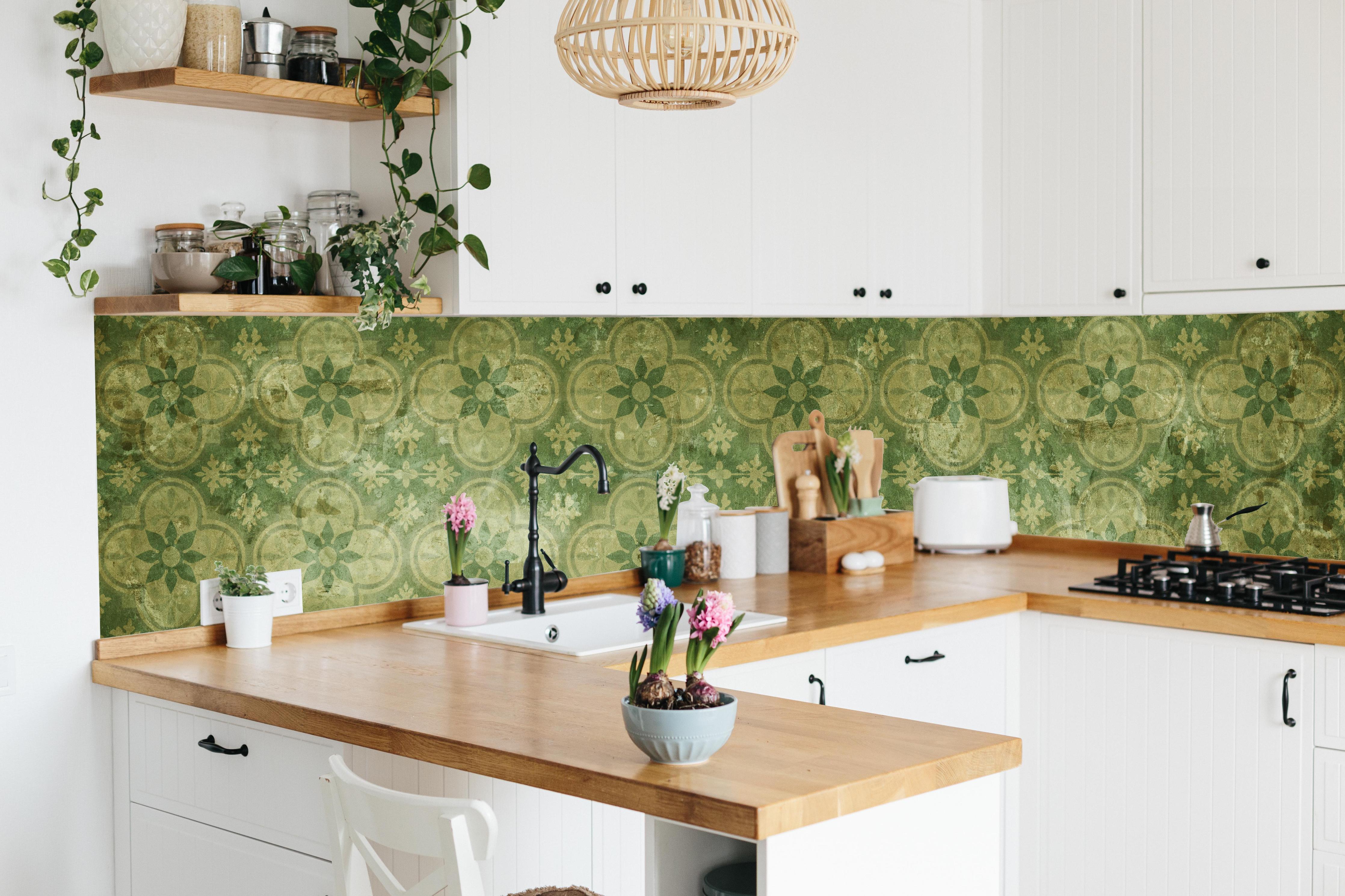 Küche - Nahtlose Vintage Retro Mosaikfliesen Textur hinter weißen Hochglanz-Küchenregalen und schwarzem Wasserhahn