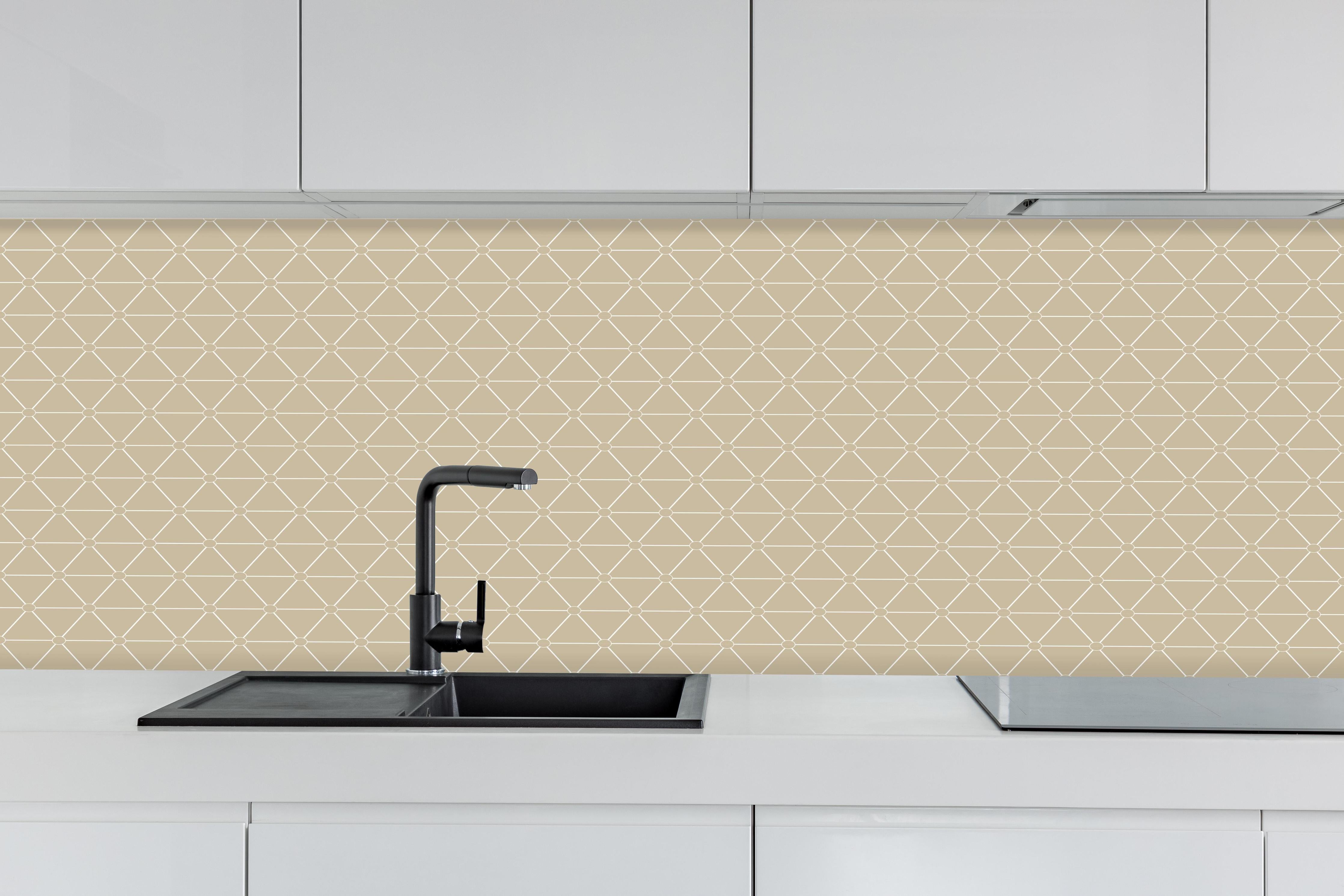 Küche - Nahtlose beige Textur für modernes Design hinter weißen Hochglanz-Küchenregalen und schwarzem Wasserhahn