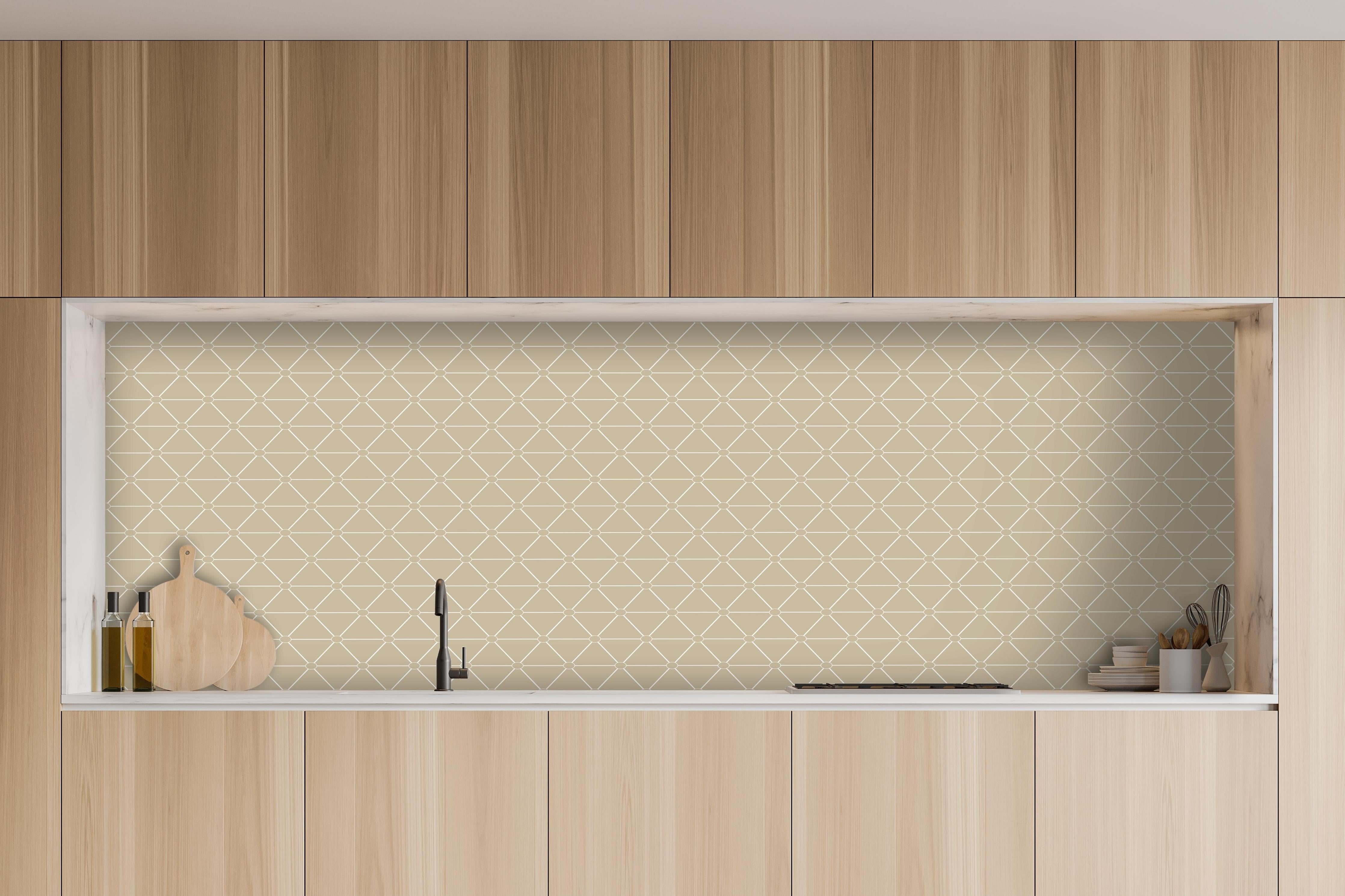 Küche - Nahtlose beige Textur für modernes Design hinter weißen Hochglanz-Küchenregalen und schwarzem Wasserhahn