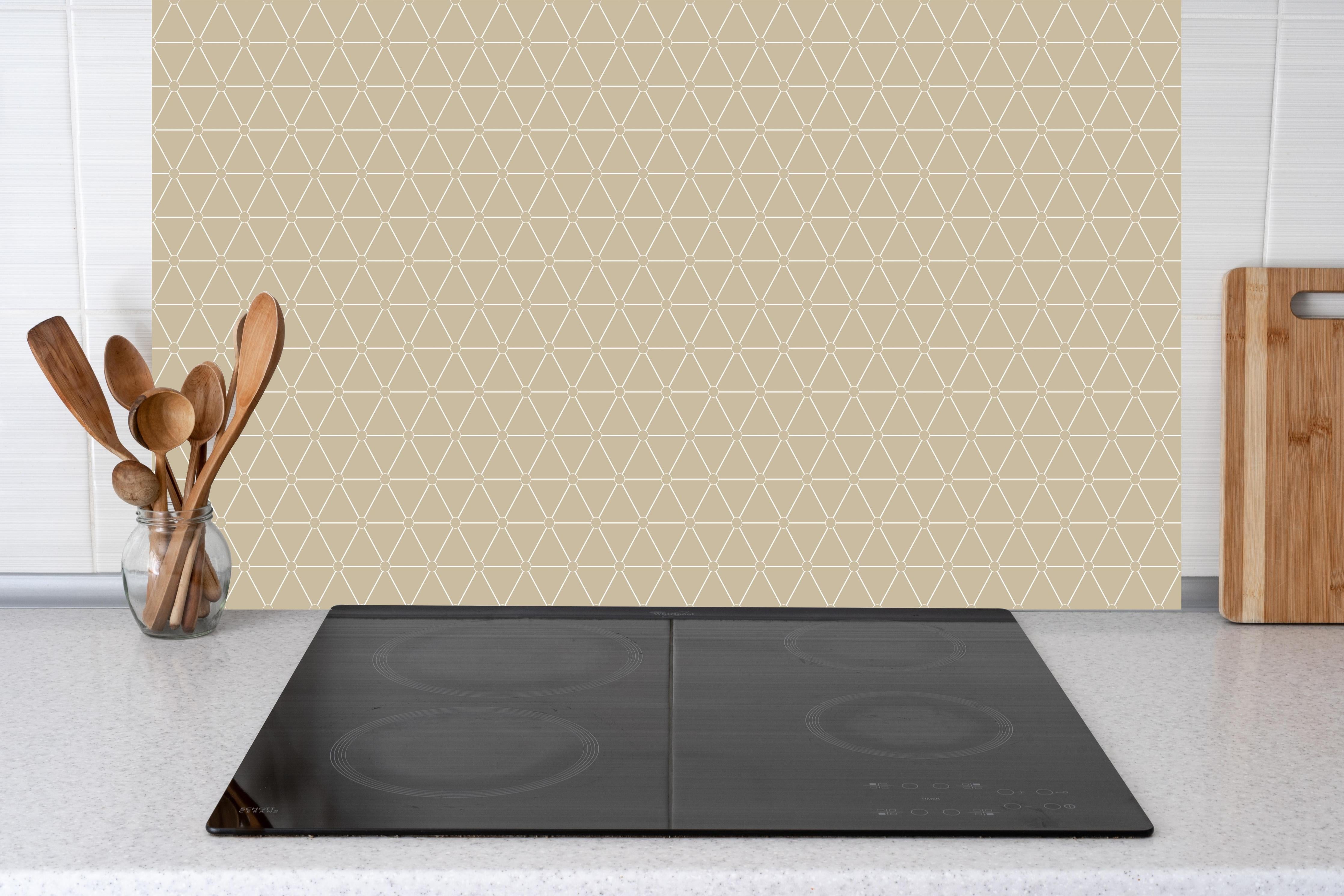 Küche - Nahtlose beige Textur für modernes Design hinter weißen Hochglanz-Küchenregalen und schwarzem Wasserhahn