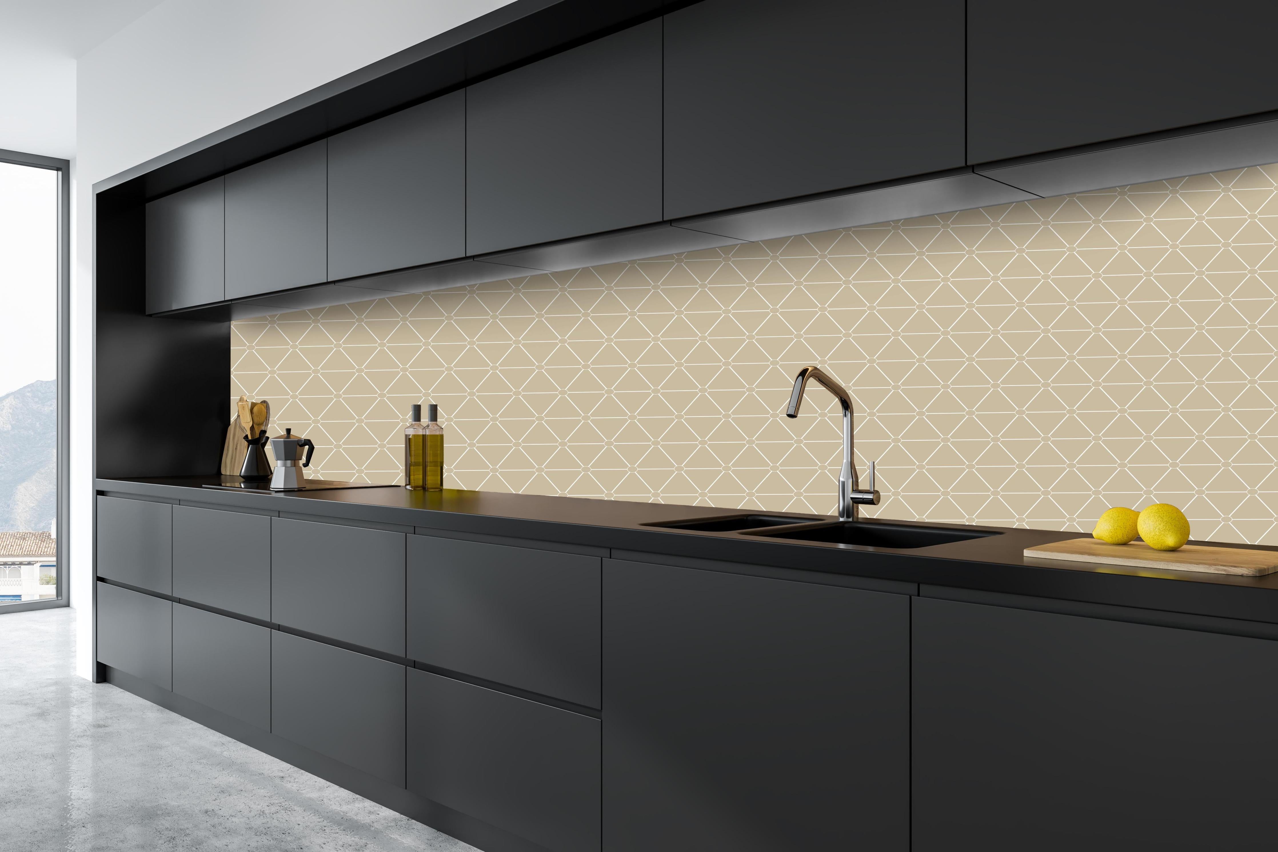Küche - Nahtlose beige Textur für modernes Design hinter weißen Hochglanz-Küchenregalen und schwarzem Wasserhahn