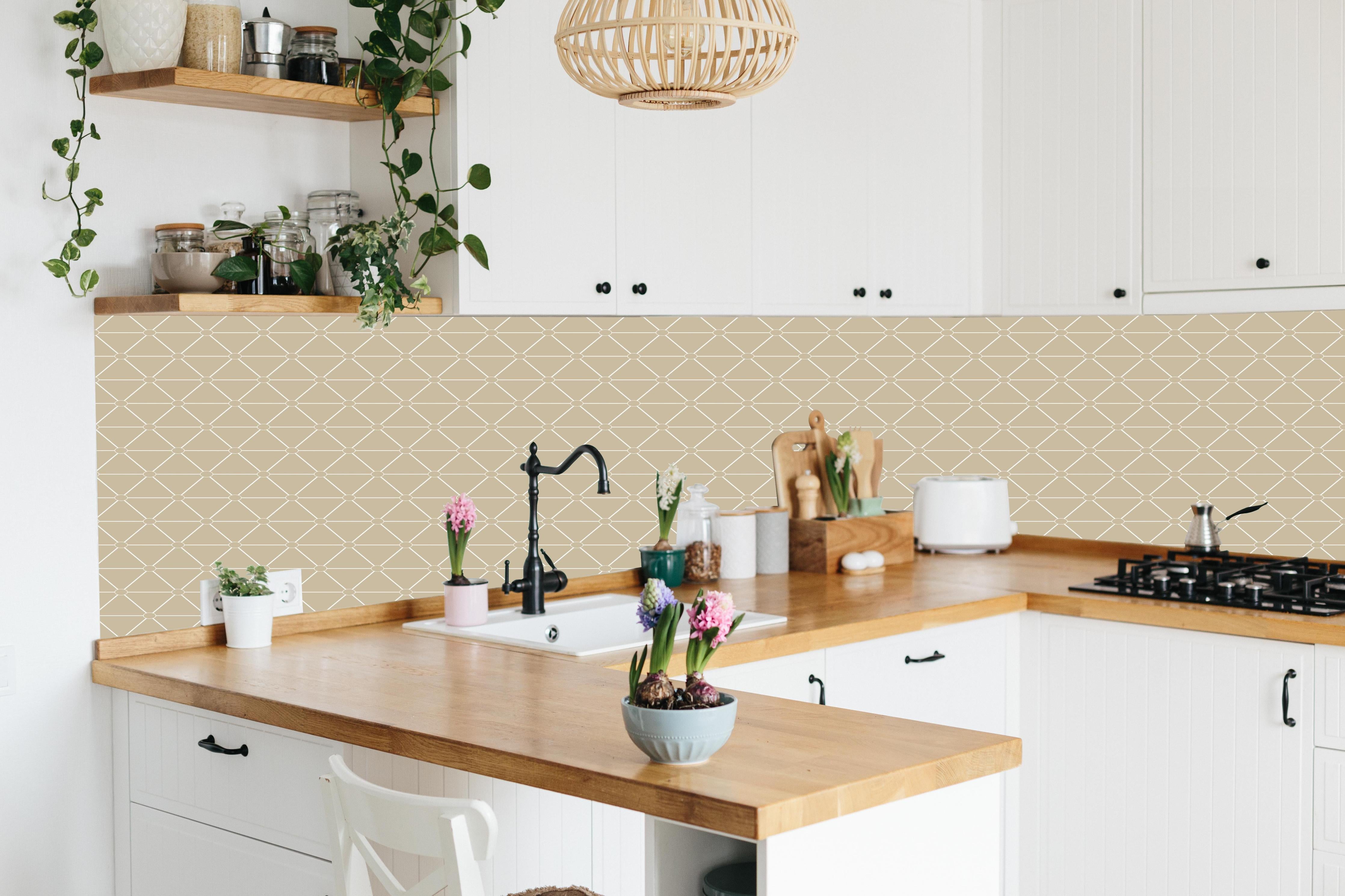 Küche - Nahtlose beige Textur für modernes Design hinter weißen Hochglanz-Küchenregalen und schwarzem Wasserhahn