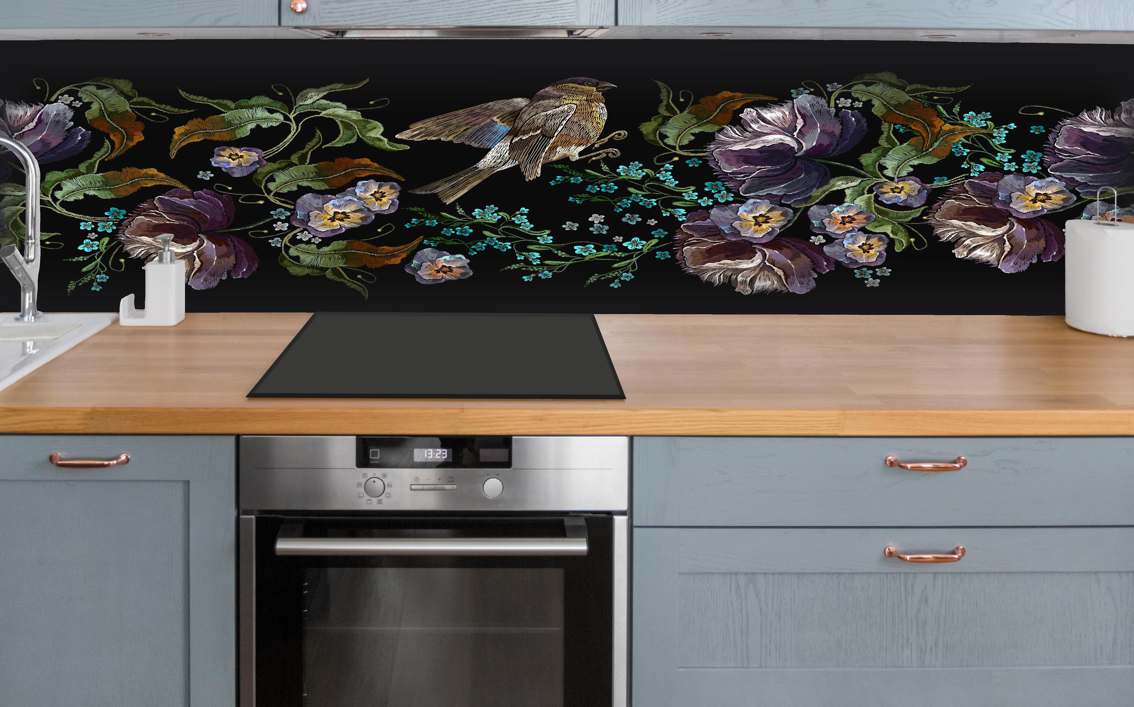 Küche - Nahtloses Blumen-Vogel-Stickerei-Muster hinter weißen Hochglanz-Küchenregalen und schwarzem Wasserhahn