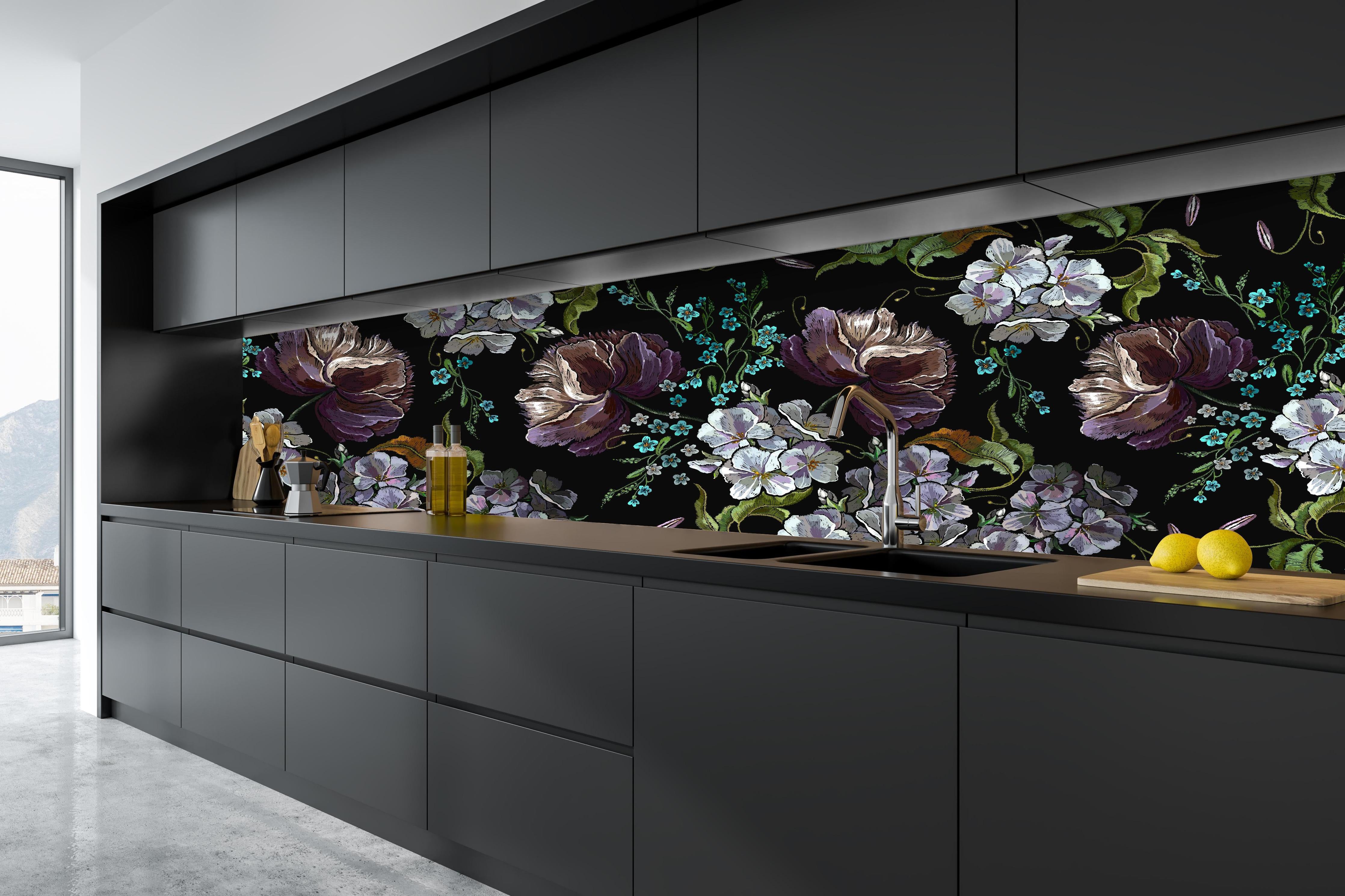 Küche - Nahtloses Blumenmuster in Violett und Weiß hinter weißen Hochglanz-Küchenregalen und schwarzem Wasserhahn