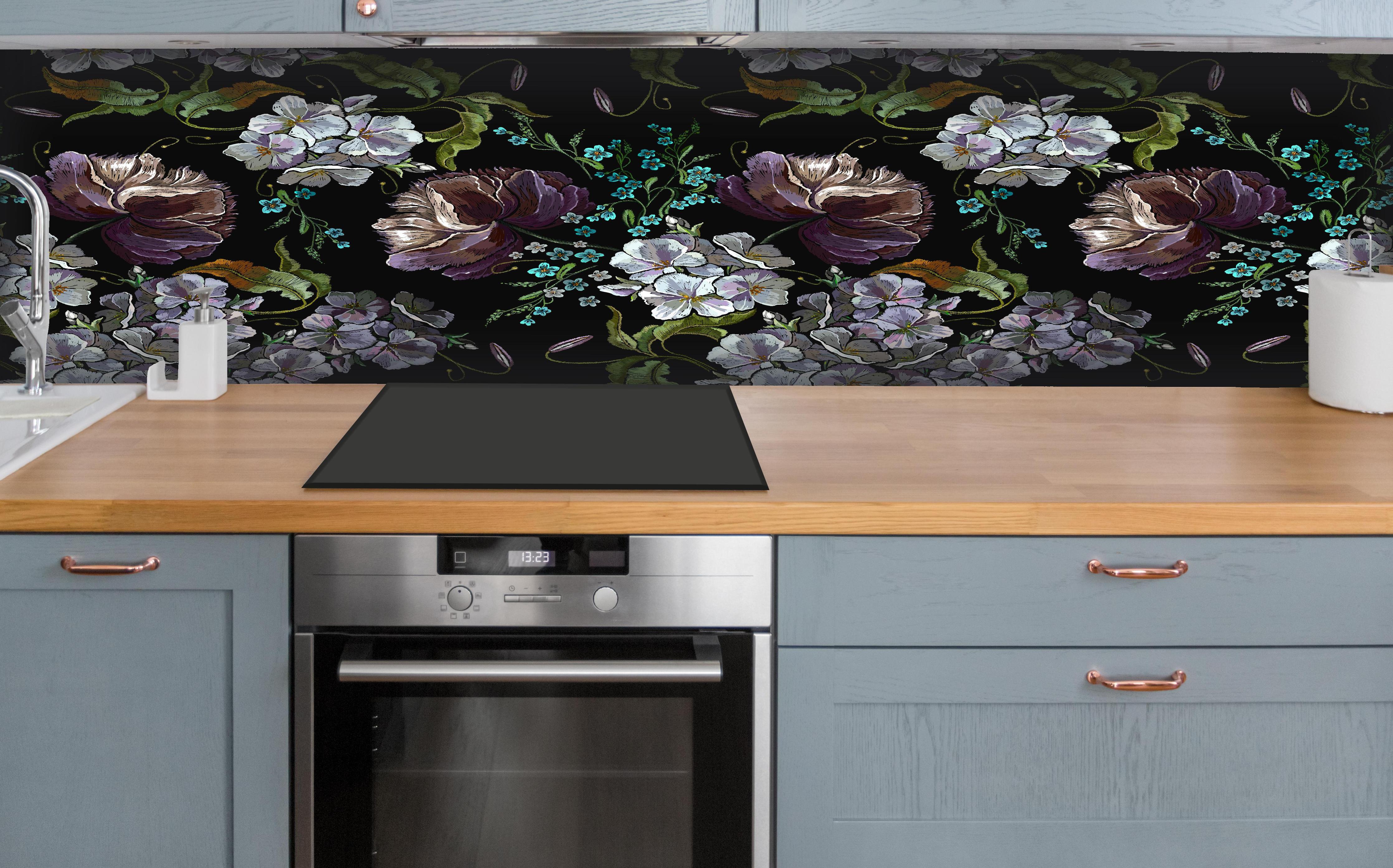 Küche - Nahtloses Blumenmuster in Violett und Weiß hinter weißen Hochglanz-Küchenregalen und schwarzem Wasserhahn
