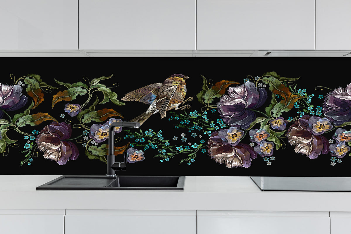 Küche - Nahtloses Vogel Blumenmuster Stickerei Design hinter weißen Hochglanz-Küchenregalen und schwarzem Wasserhahn