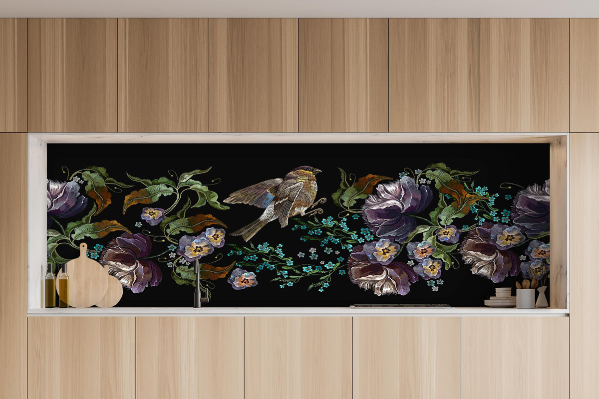Küche - Nahtloses Vogel Blumenmuster Stickerei Design hinter weißen Hochglanz-Küchenregalen und schwarzem Wasserhahn