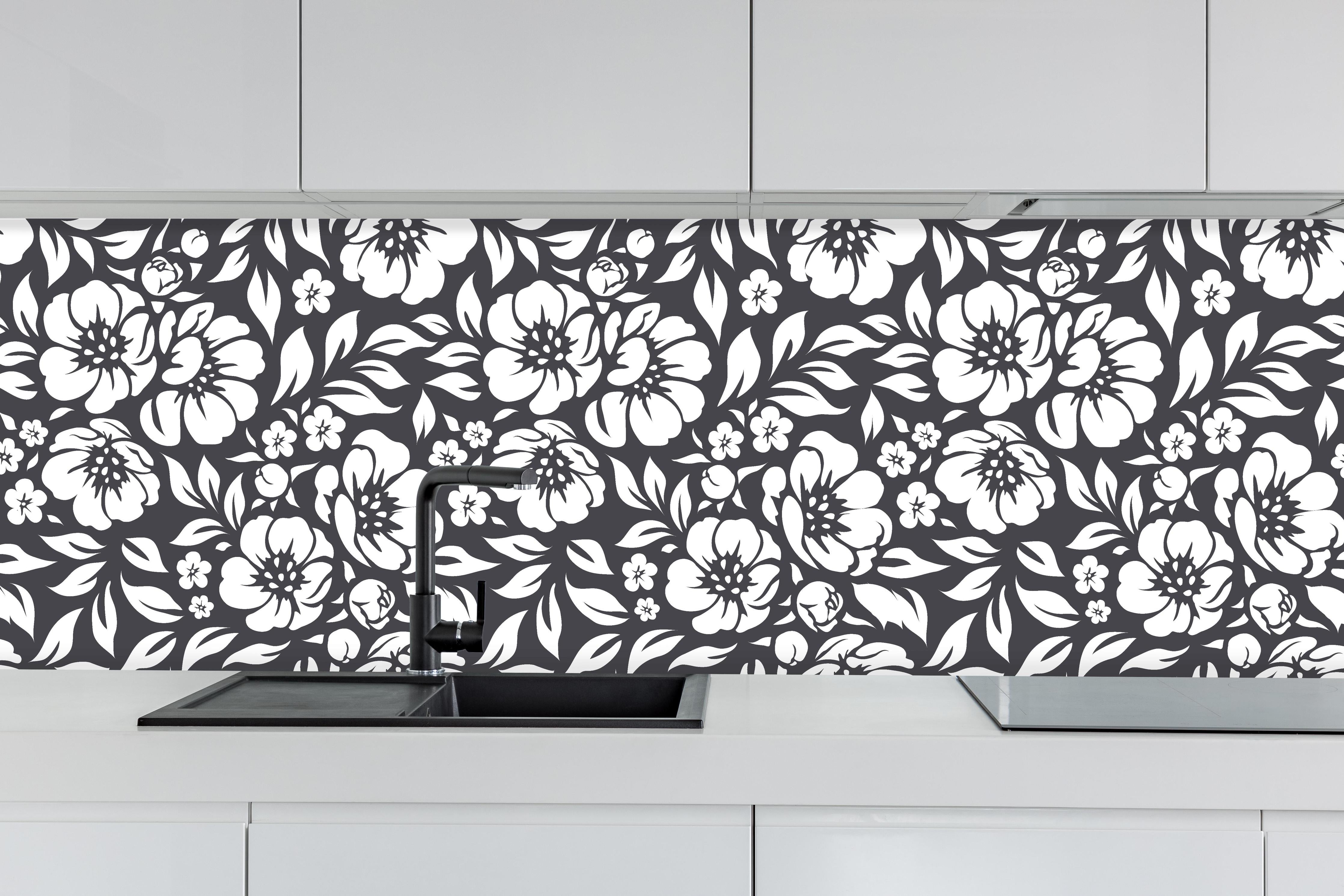 Küche - Natura Floreale Antracite hinter weißen Hochglanz-Küchenregalen und schwarzem Wasserhahn
