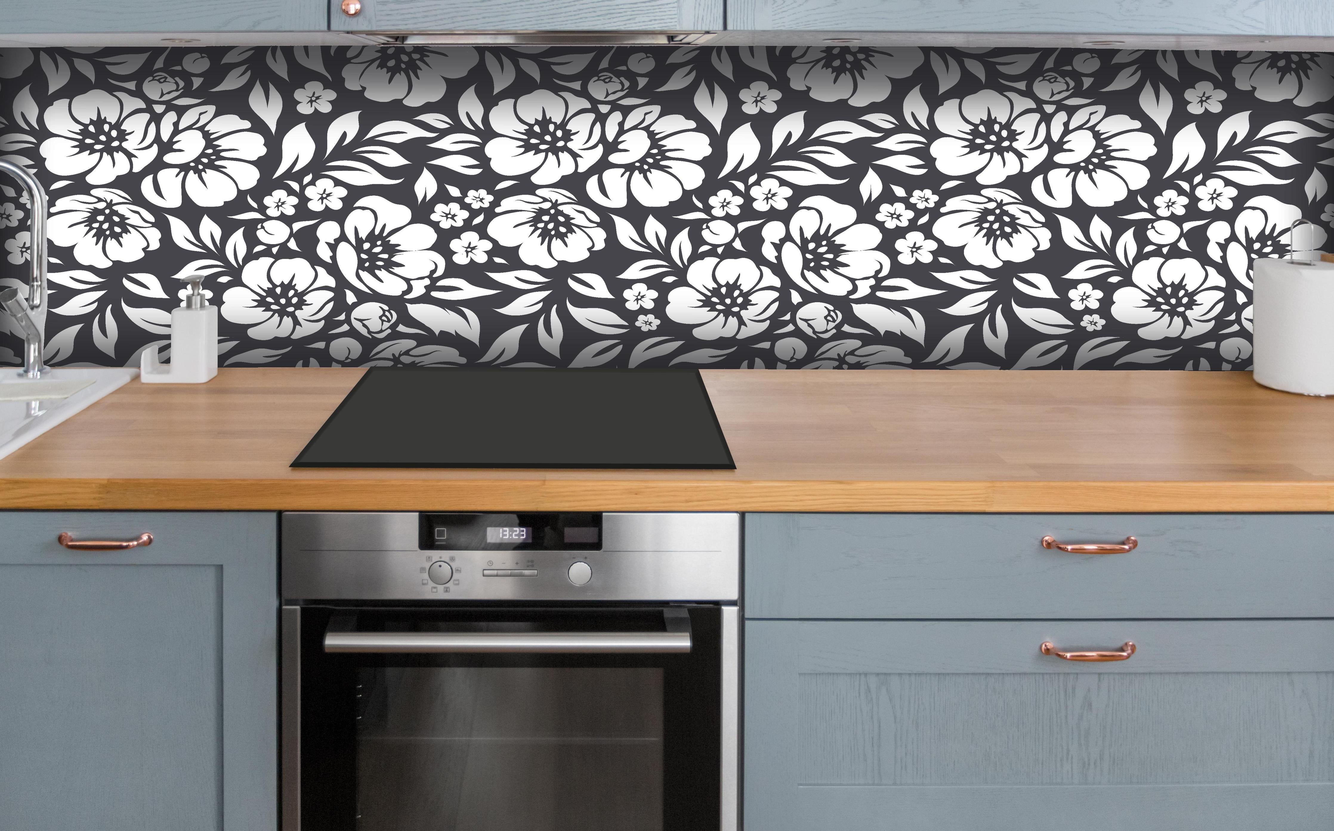 Küche - Natura Floreale Antracite hinter weißen Hochglanz-Küchenregalen und schwarzem Wasserhahn