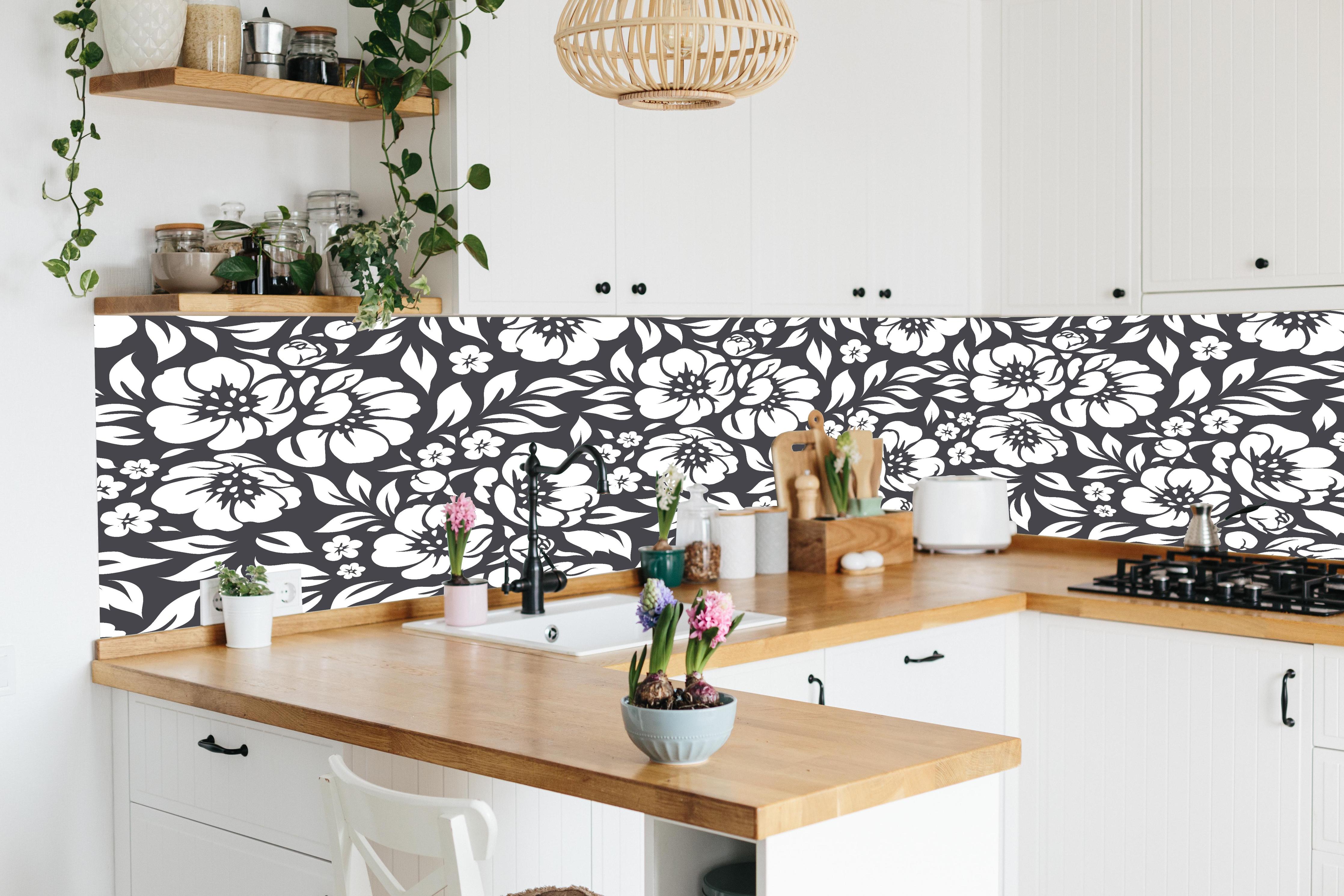 Küche - Natura Floreale Antracite hinter weißen Hochglanz-Küchenregalen und schwarzem Wasserhahn