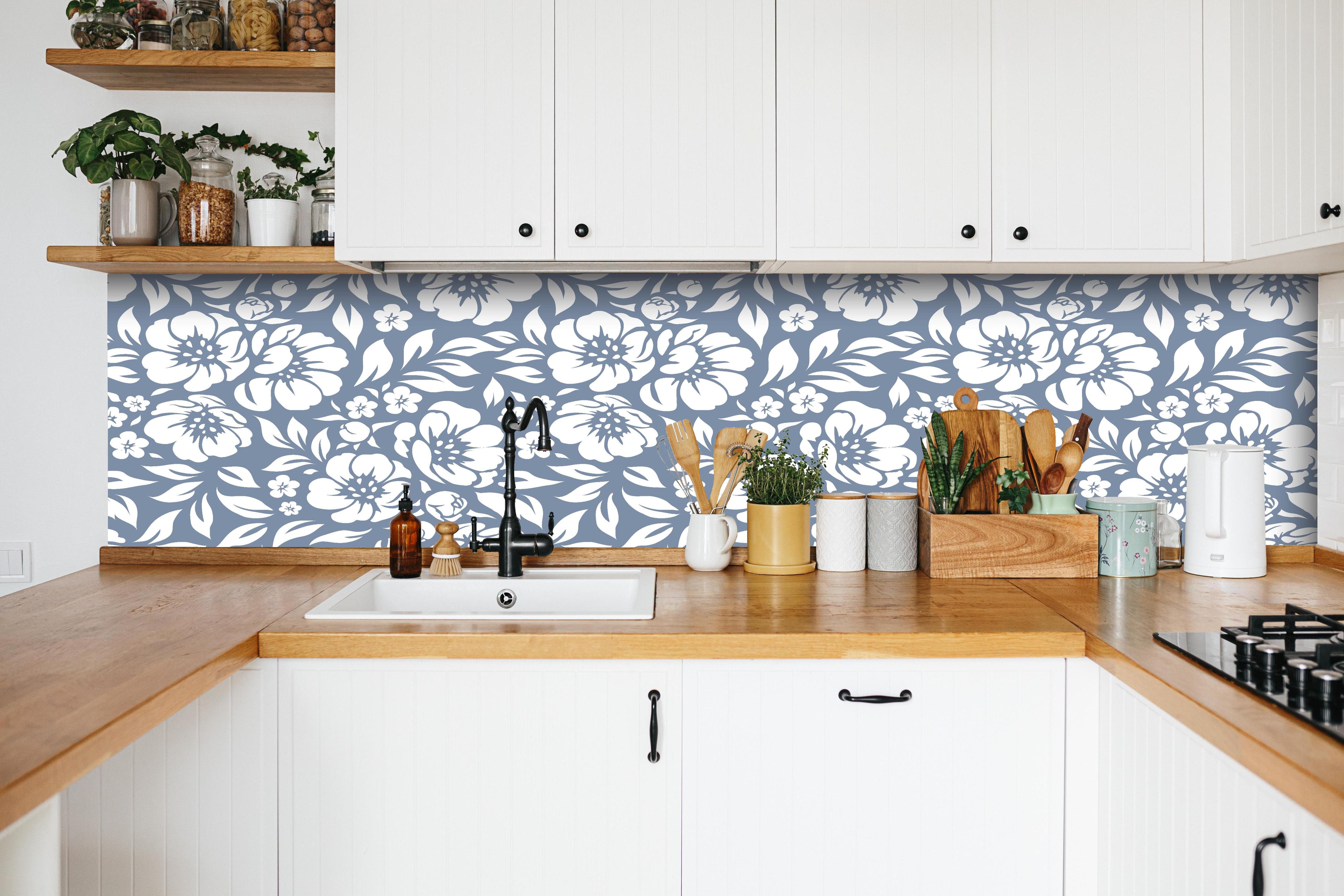Küche - Natura Floreale Azzurro polvere hinter weißen Hochglanz-Küchenregalen und schwarzem Wasserhahn