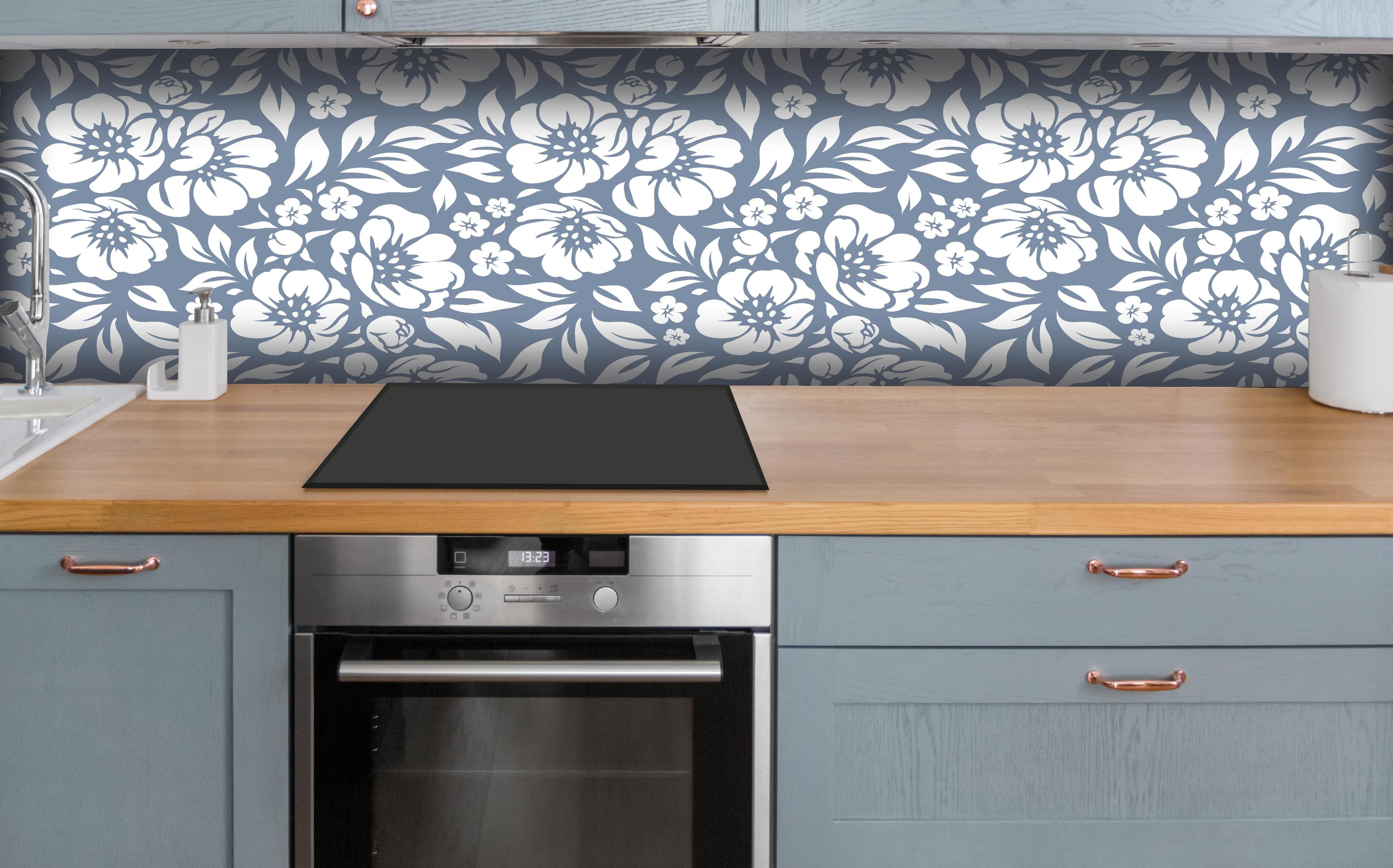 Küche - Natura Floreale Azzurro polvere hinter weißen Hochglanz-Küchenregalen und schwarzem Wasserhahn