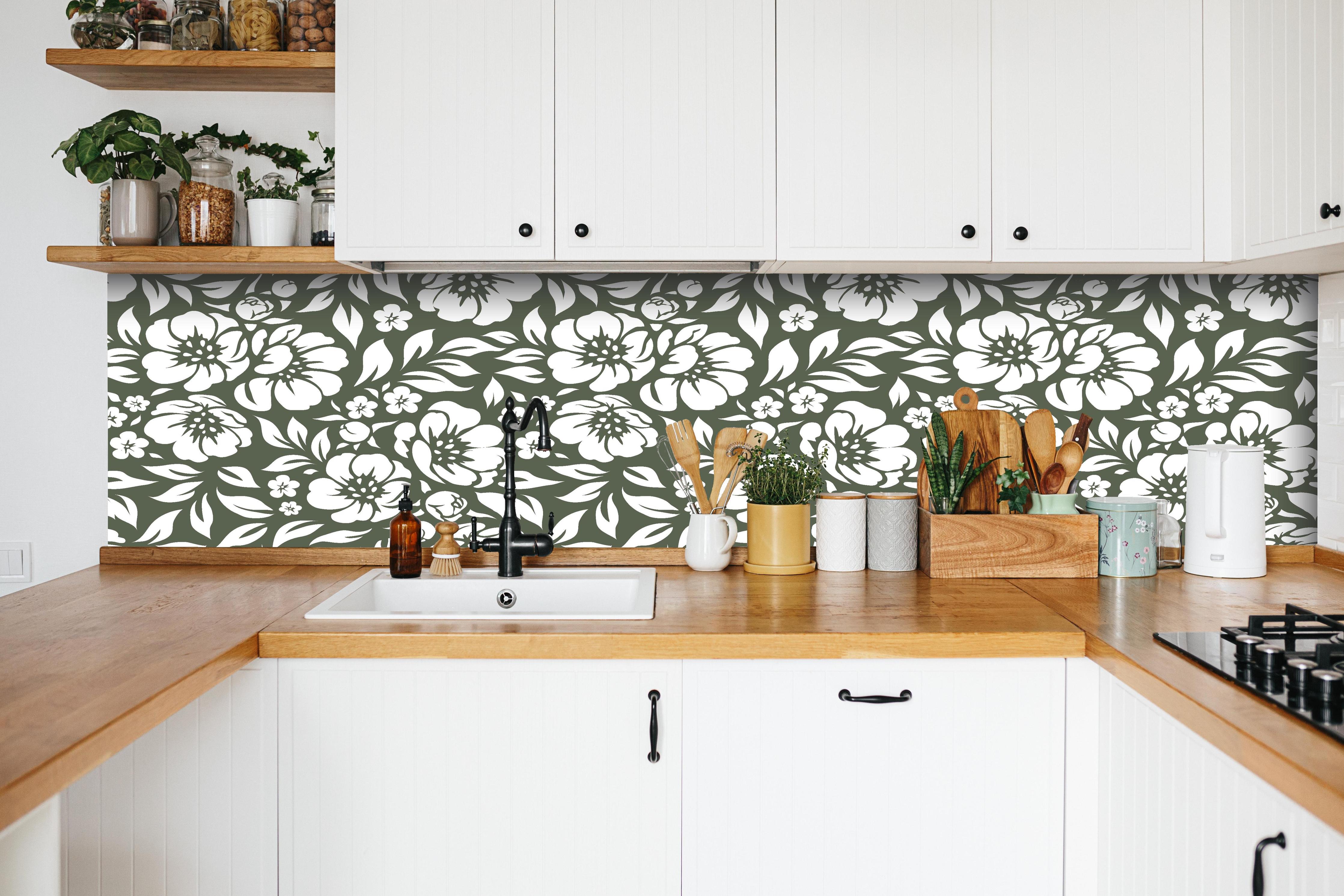 Küche - Natura Floreale Bosco hinter weißen Hochglanz-Küchenregalen und schwarzem Wasserhahn