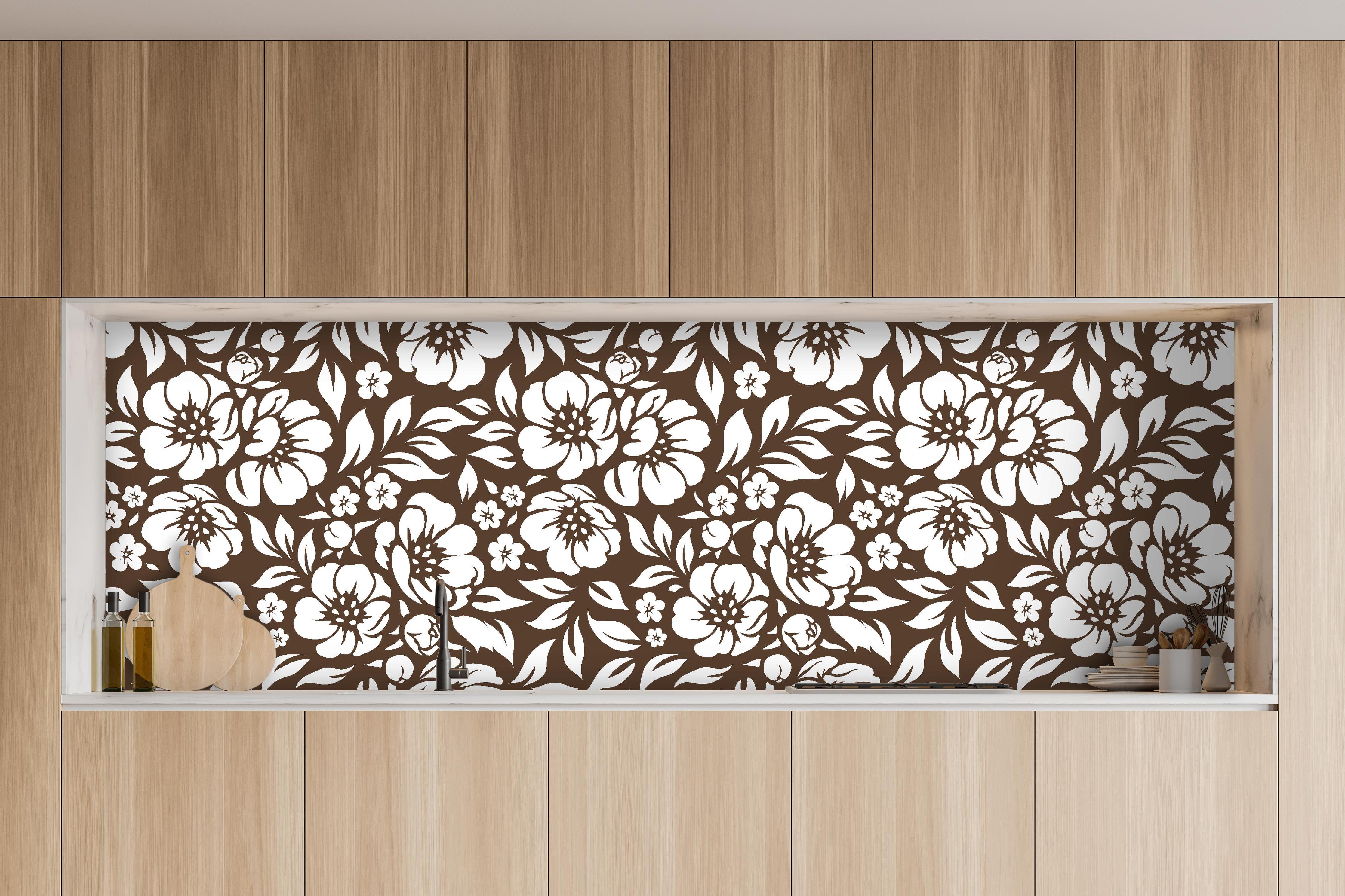 Küche - Natura Floreale Caffè hinter weißen Hochglanz-Küchenregalen und schwarzem Wasserhahn