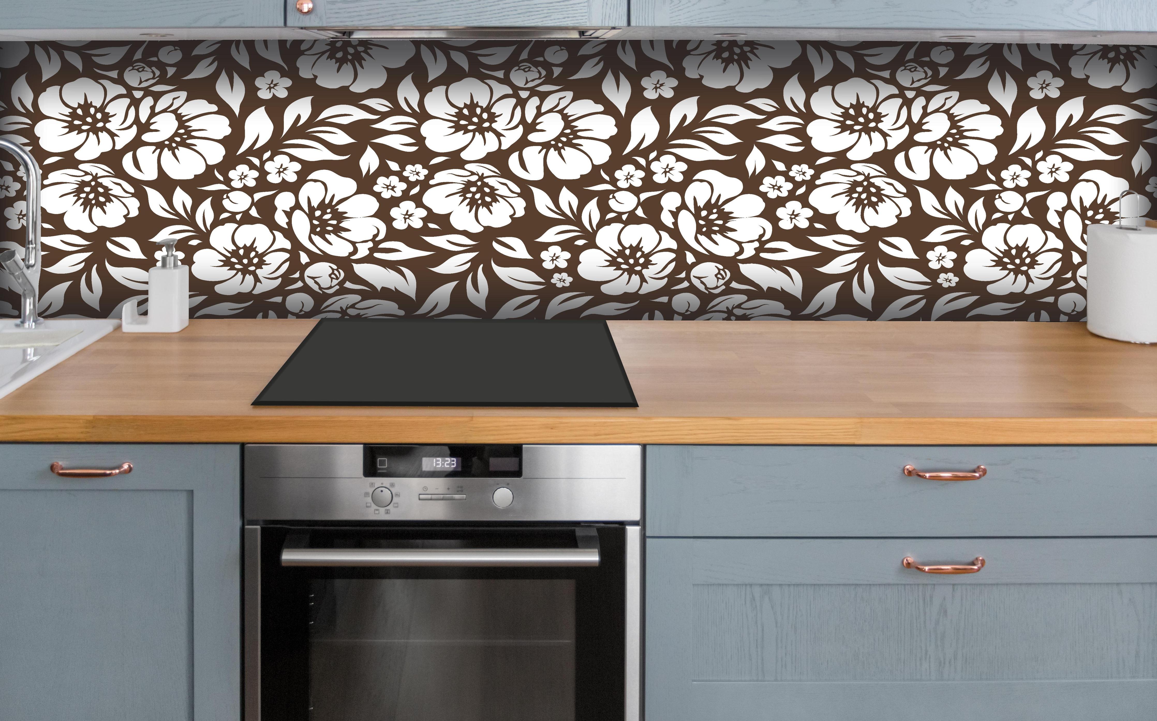 Küche - Natura Floreale Caffè hinter weißen Hochglanz-Küchenregalen und schwarzem Wasserhahn