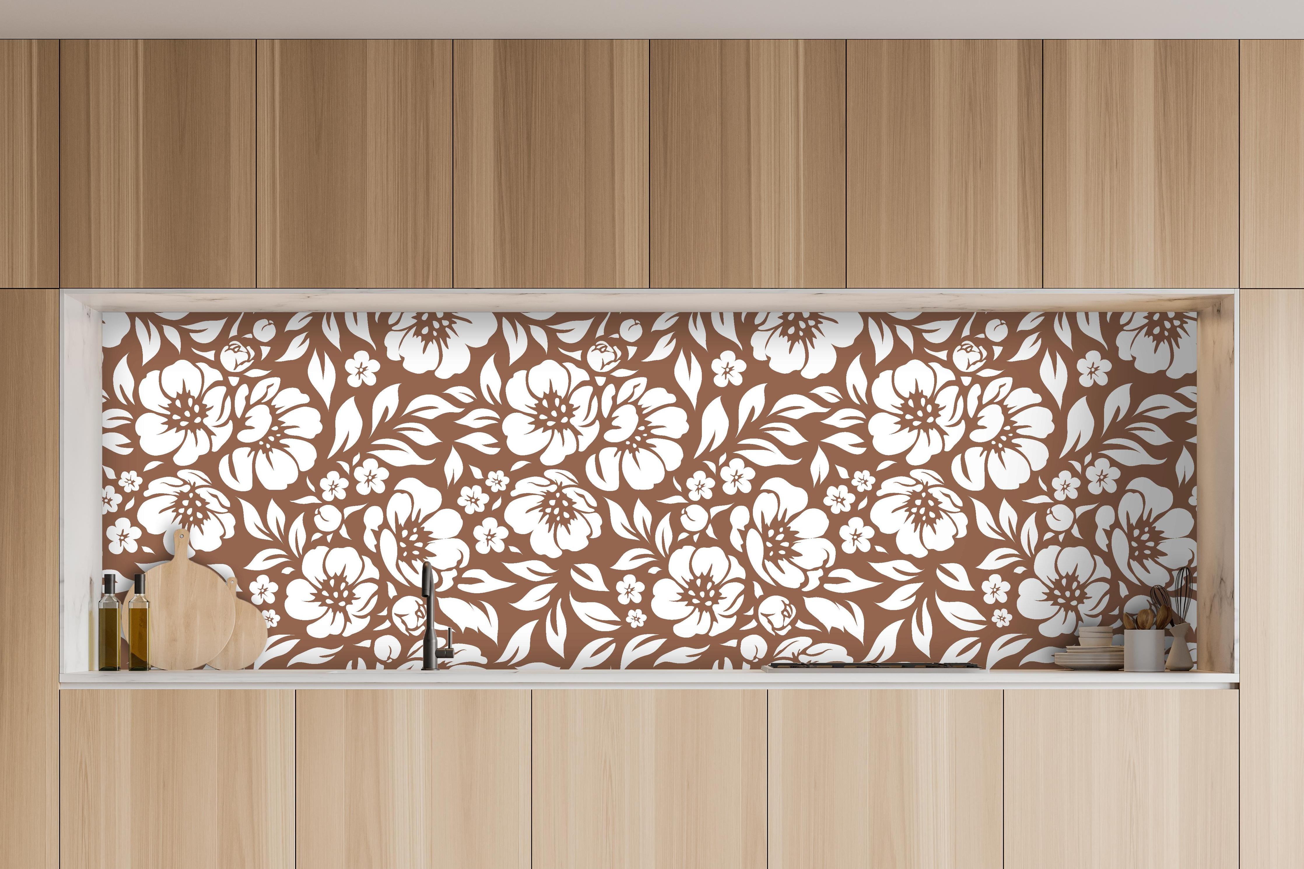 Küche - Natura Floreale Cannella hinter weißen Hochglanz-Küchenregalen und schwarzem Wasserhahn