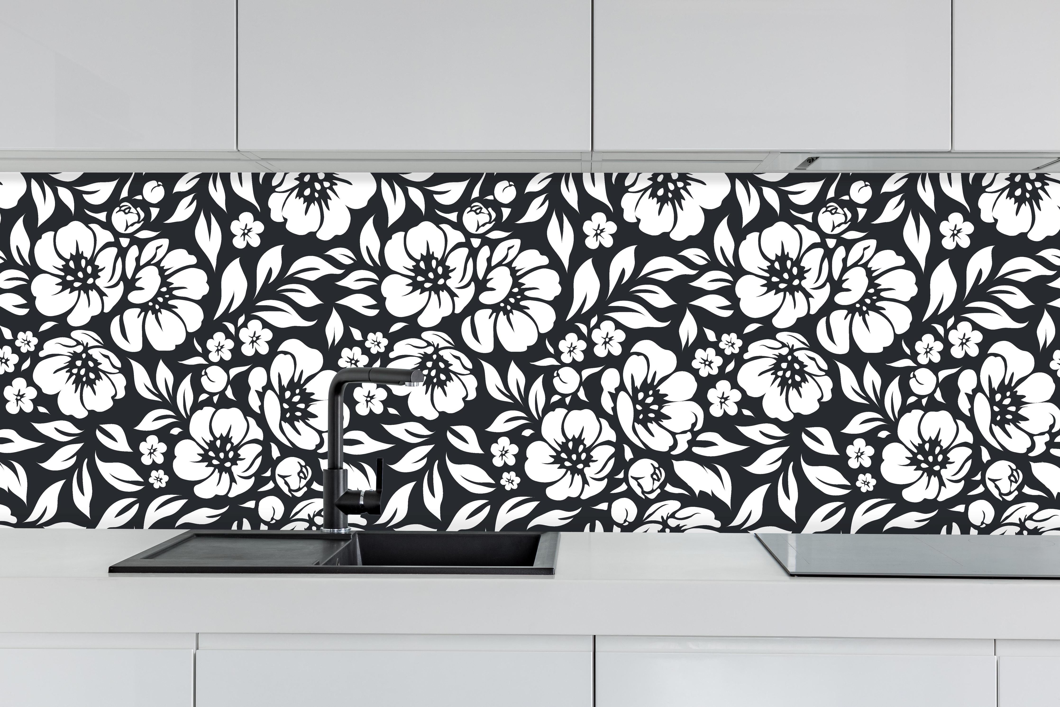 Küche - Natura Floreale Carbone hinter weißen Hochglanz-Küchenregalen und schwarzem Wasserhahn
