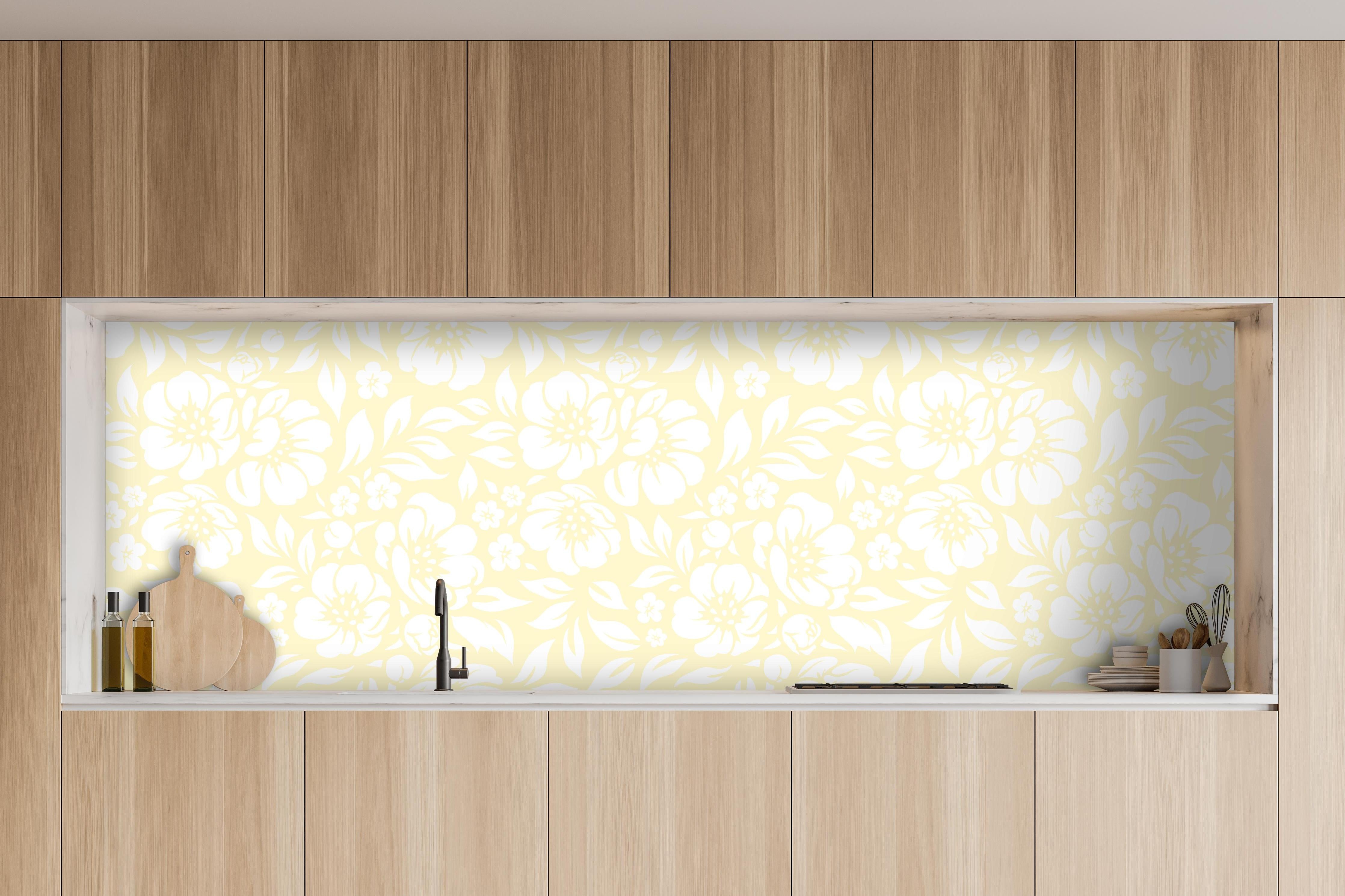 Küche - Natura Floreale Limone crema hinter weißen Hochglanz-Küchenregalen und schwarzem Wasserhahn