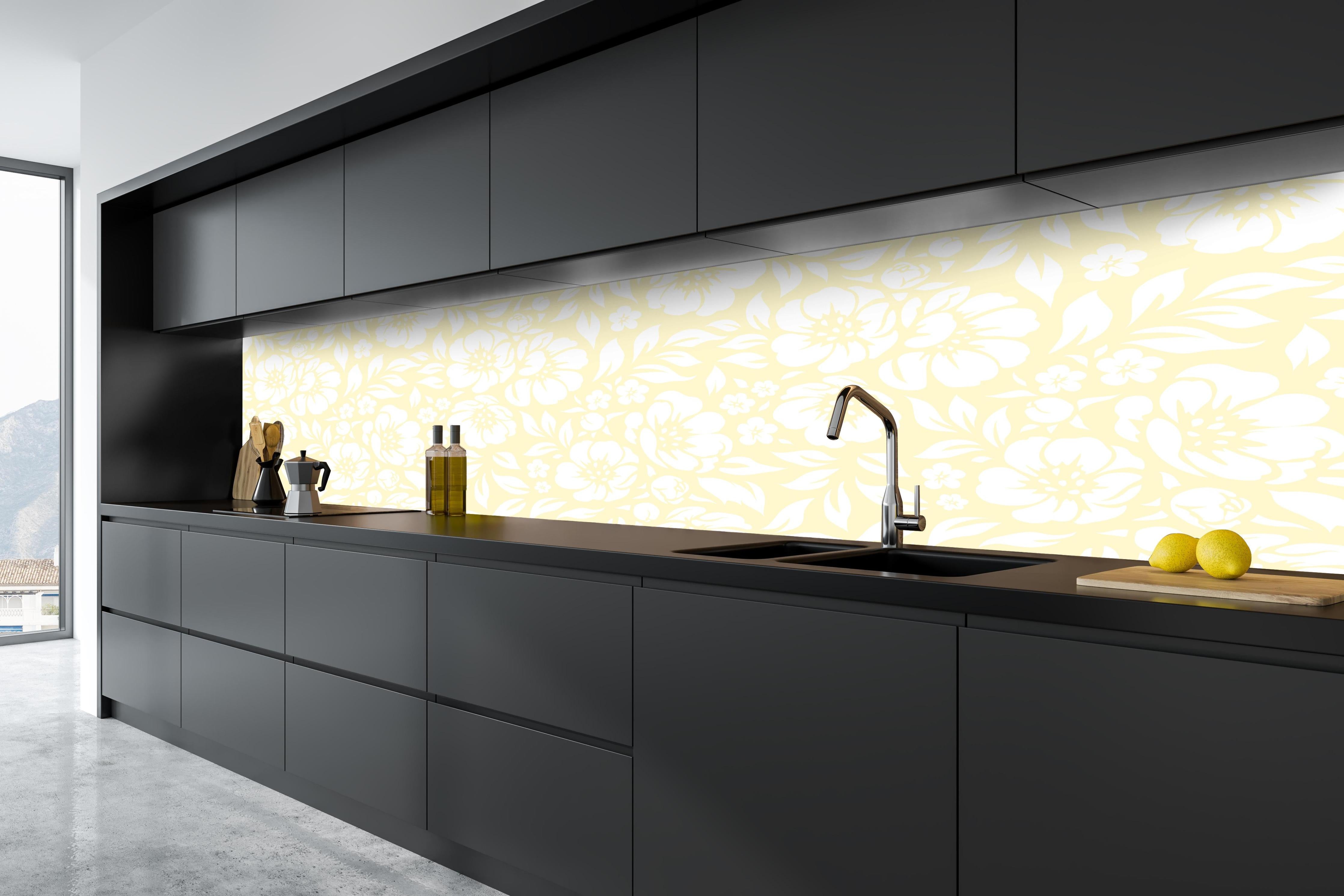 Küche - Natura Floreale Limone crema hinter weißen Hochglanz-Küchenregalen und schwarzem Wasserhahn