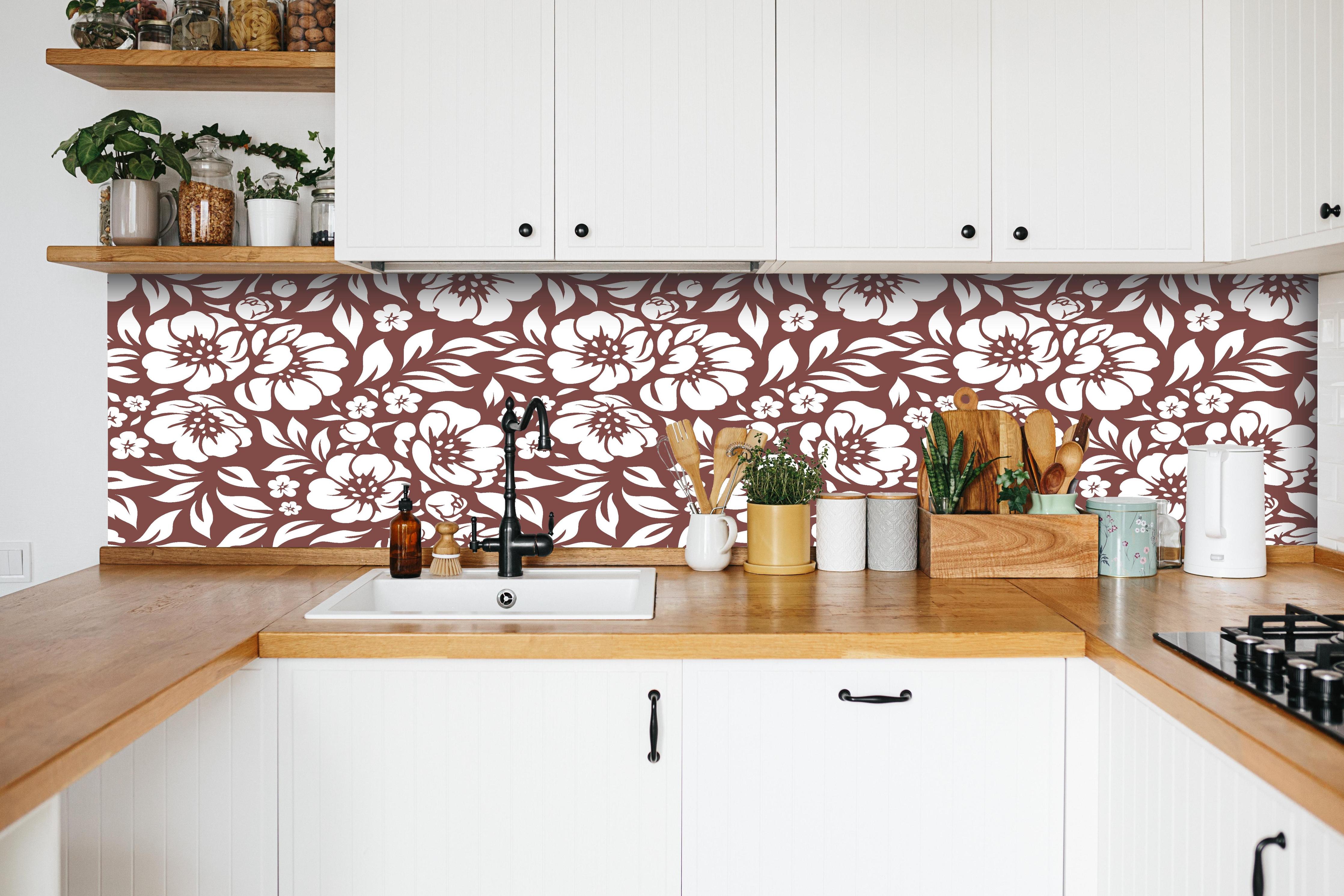 Küche - Natura Floreale Mattone hinter weißen Hochglanz-Küchenregalen und schwarzem Wasserhahn