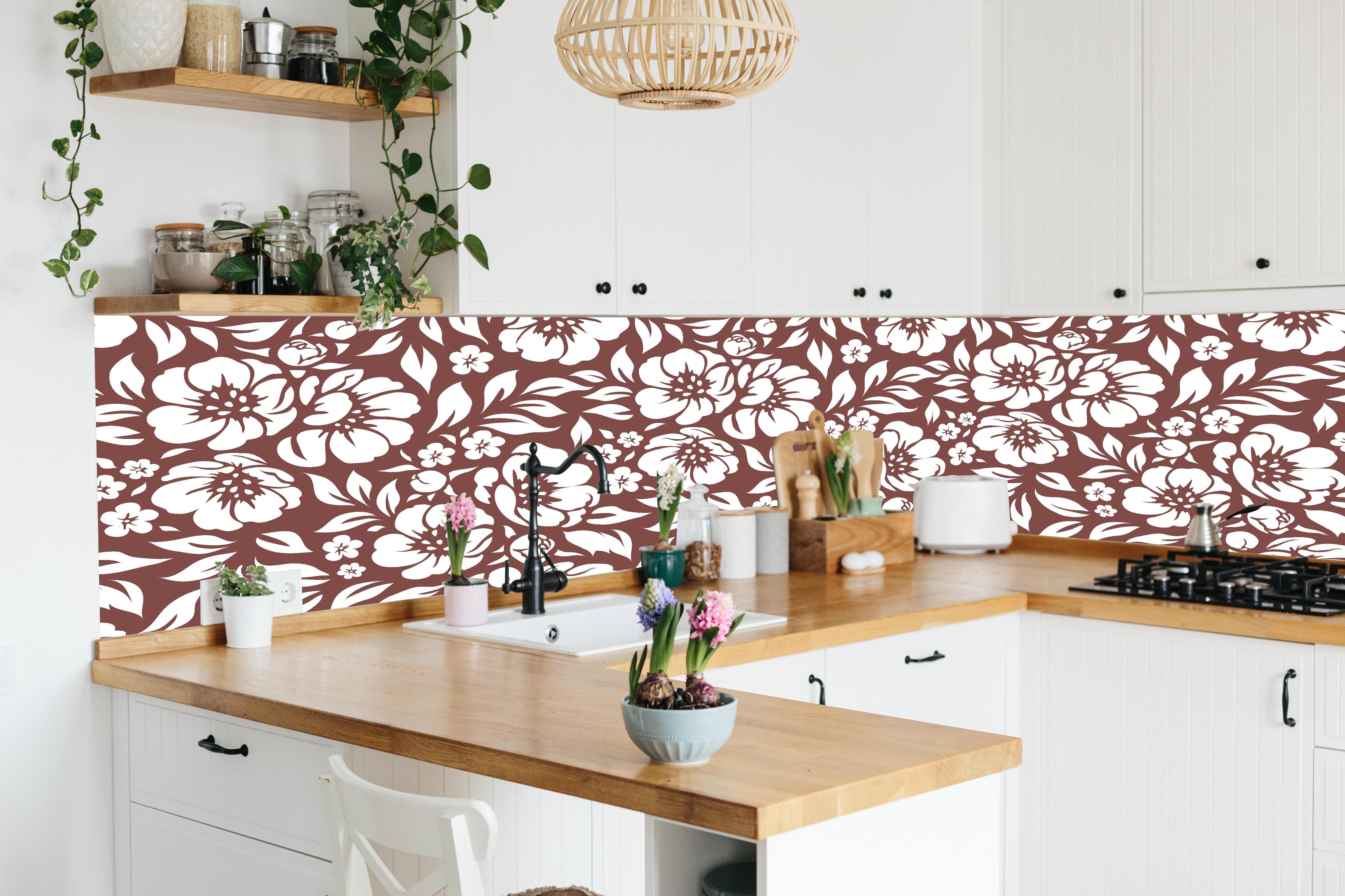 Küche - Natura Floreale Mattone hinter weißen Hochglanz-Küchenregalen und schwarzem Wasserhahn