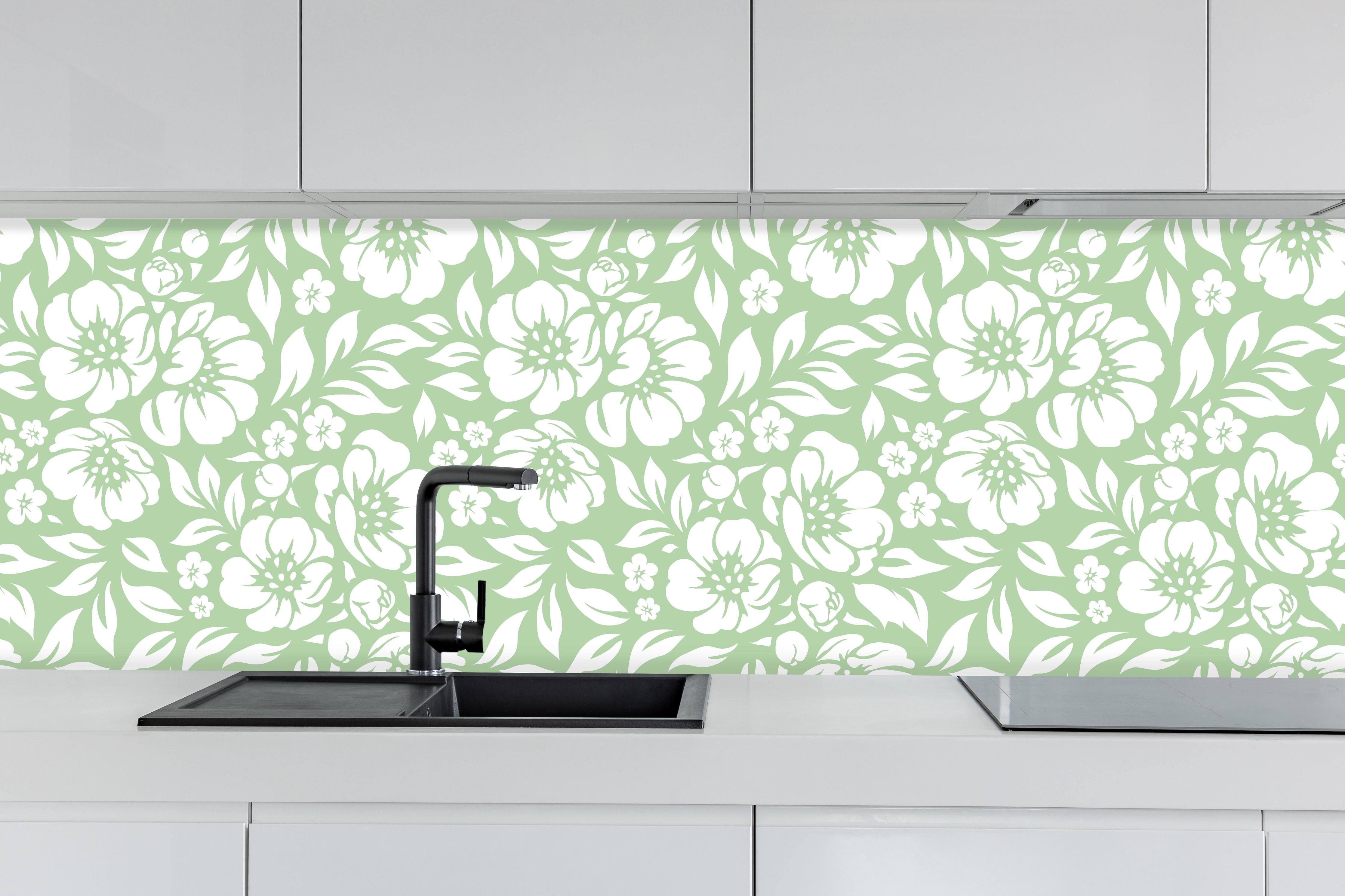 Küche - Natura Floreale Muschio hinter weißen Hochglanz-Küchenregalen und schwarzem Wasserhahn