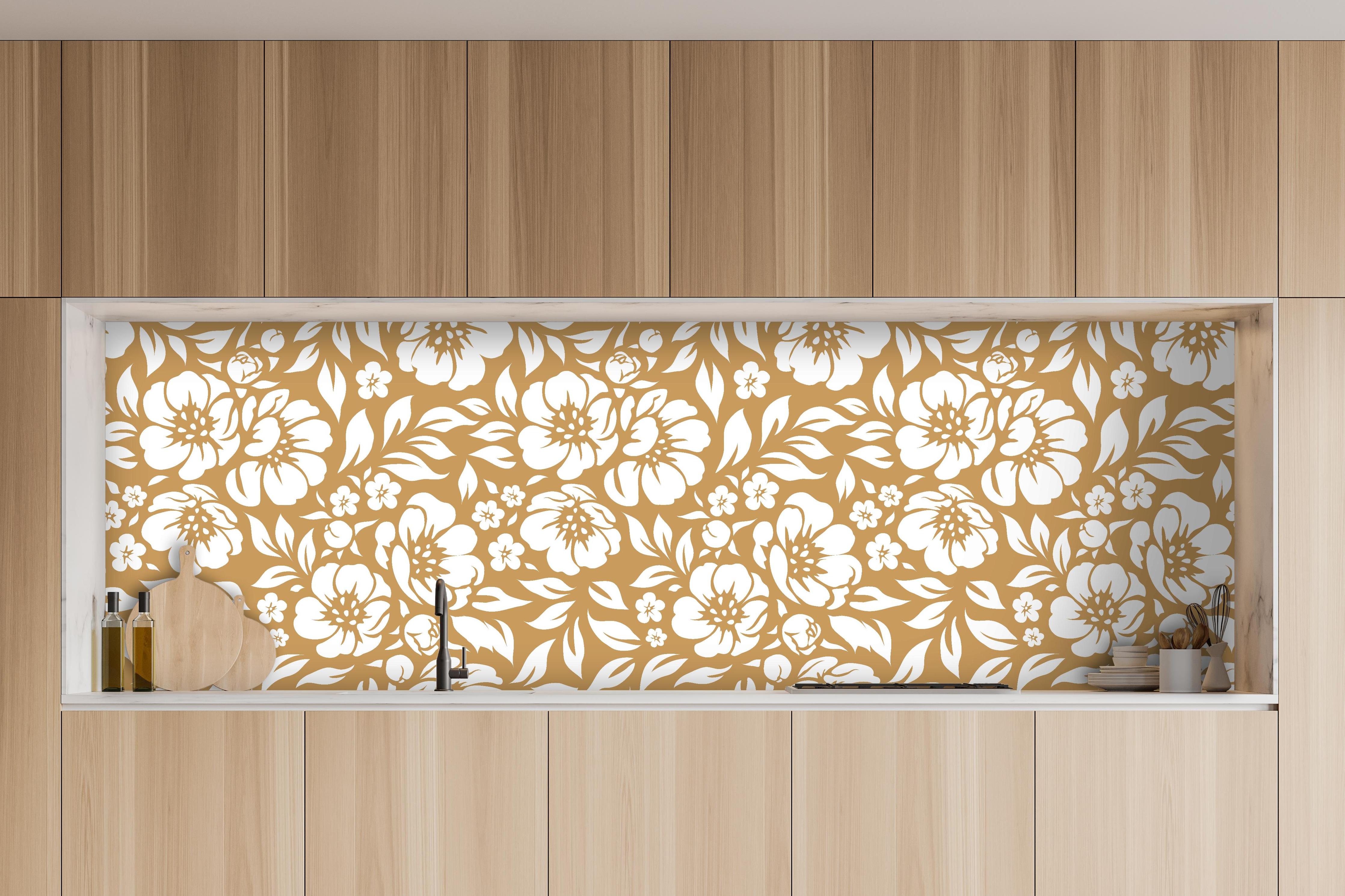 Küche - Natura Floreale Ocra hinter weißen Hochglanz-Küchenregalen und schwarzem Wasserhahn