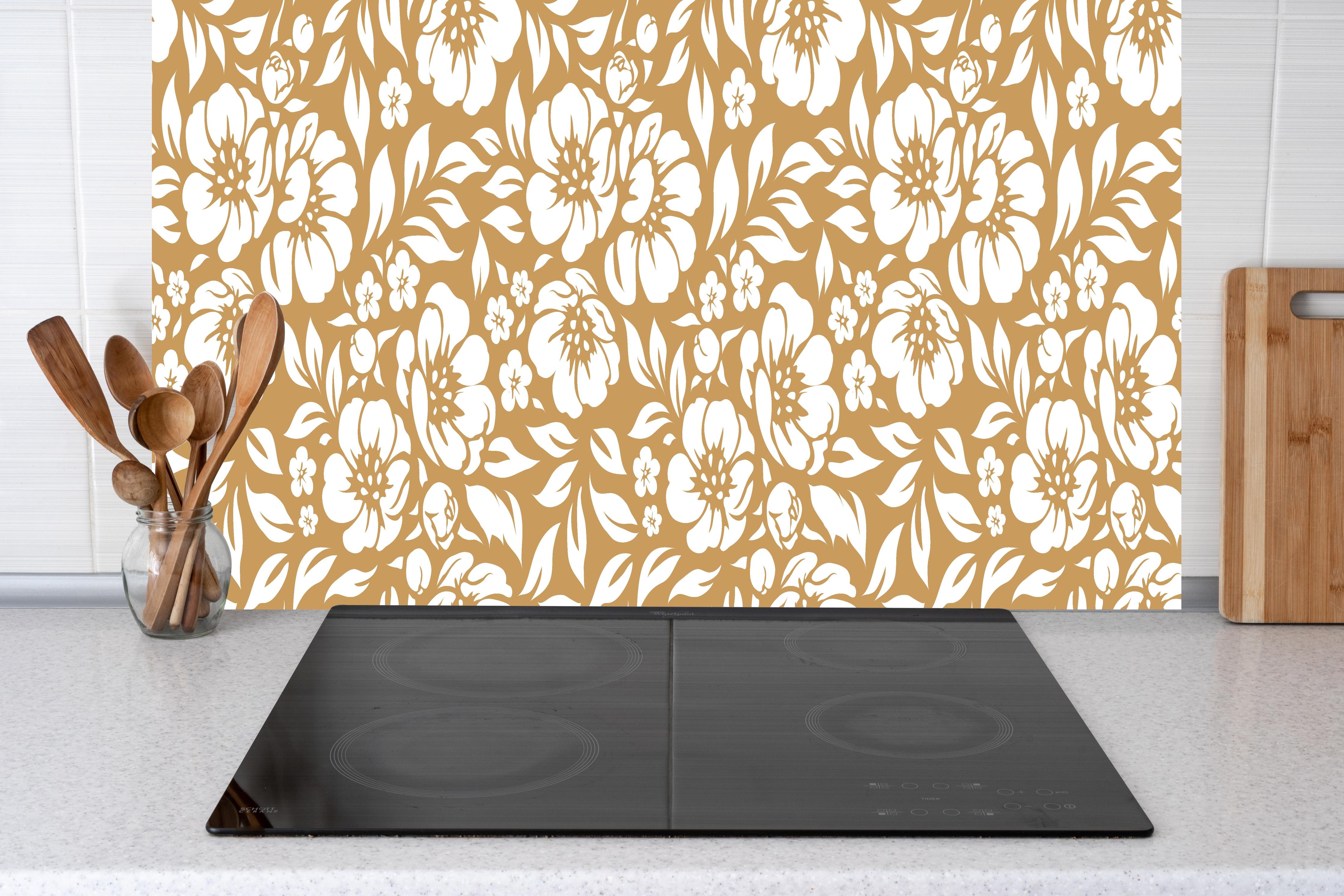 Küche - Natura Floreale Ocra hinter weißen Hochglanz-Küchenregalen und schwarzem Wasserhahn