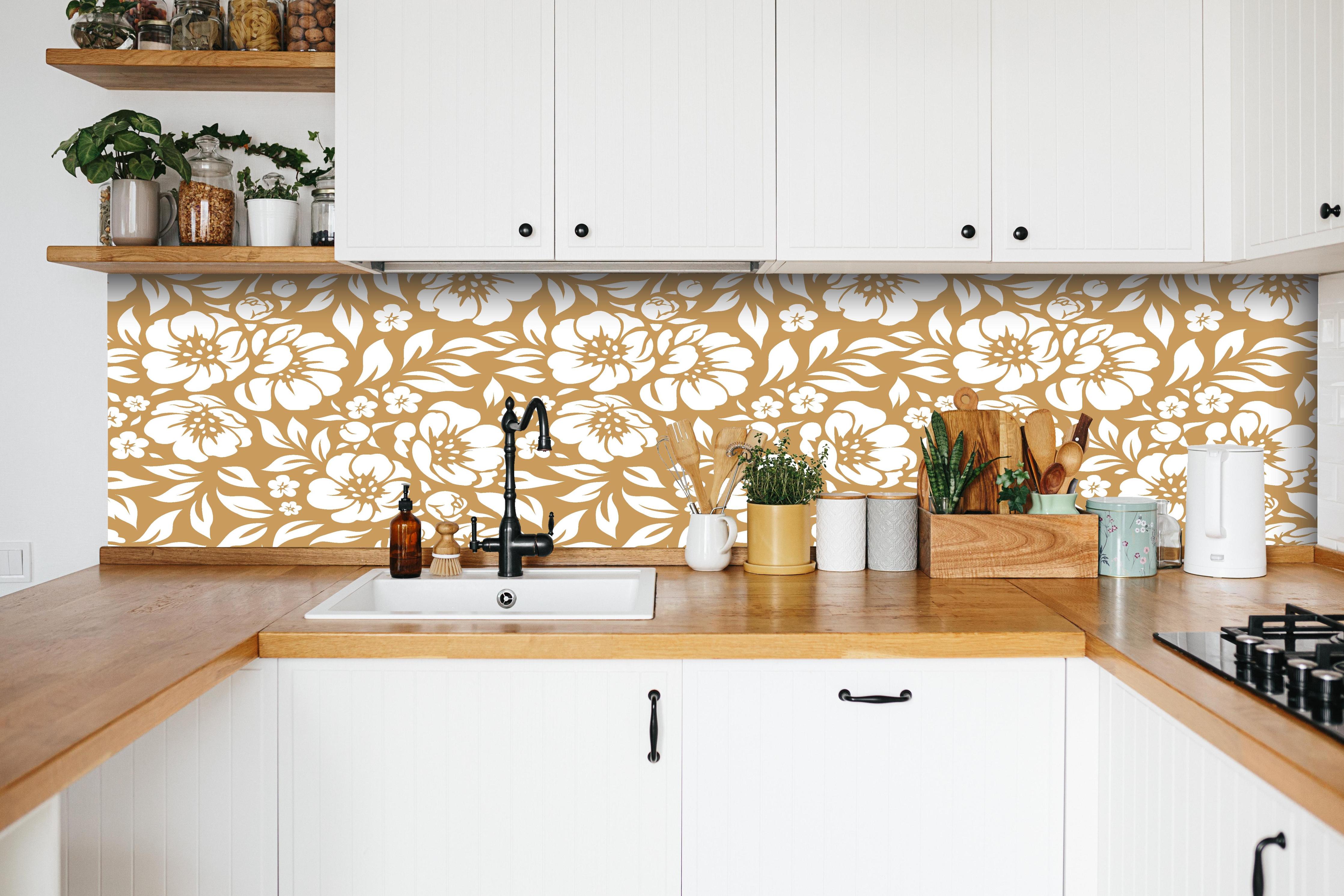 Küche - Natura Floreale Ocra hinter weißen Hochglanz-Küchenregalen und schwarzem Wasserhahn