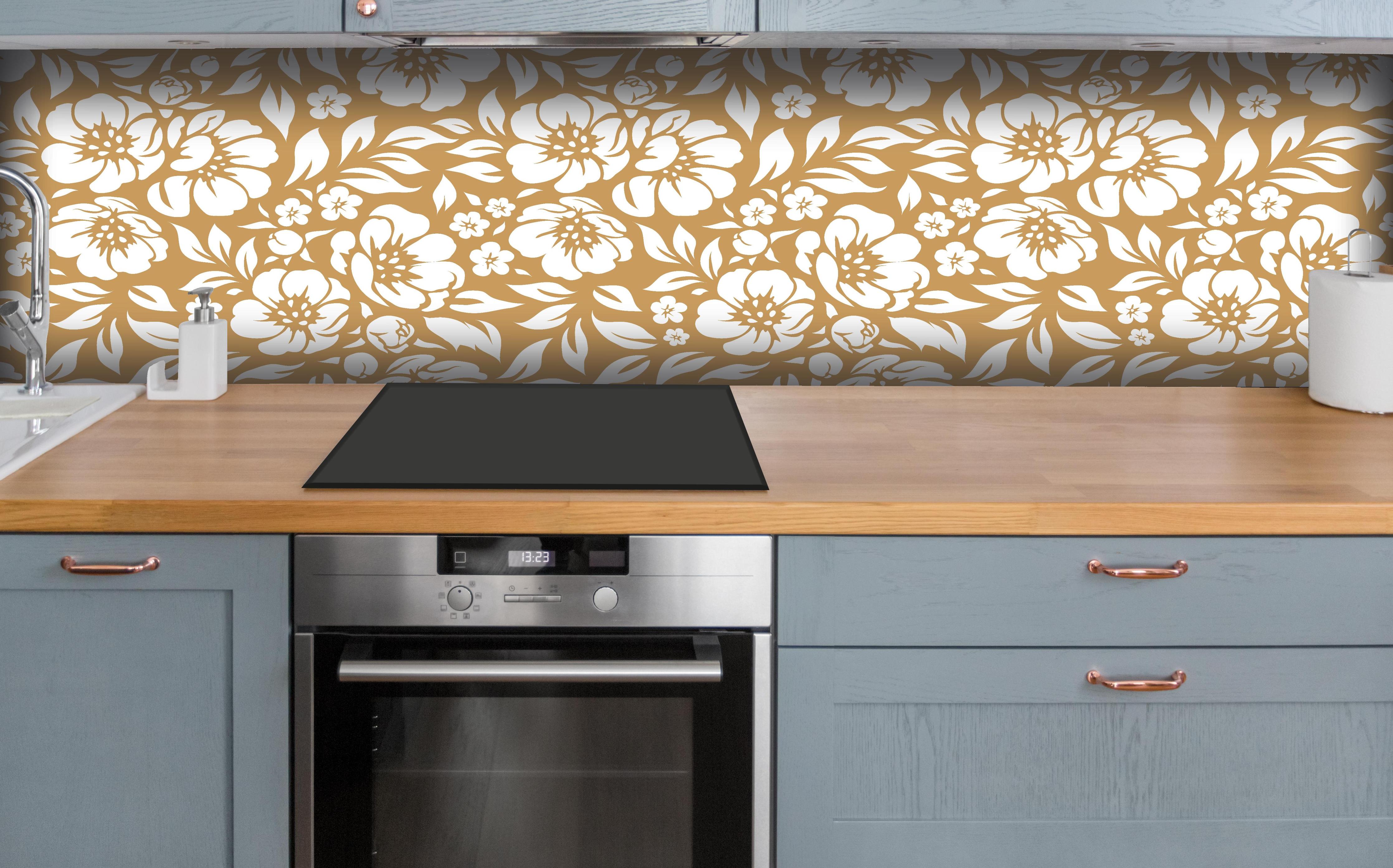 Küche - Natura Floreale Ocra hinter weißen Hochglanz-Küchenregalen und schwarzem Wasserhahn