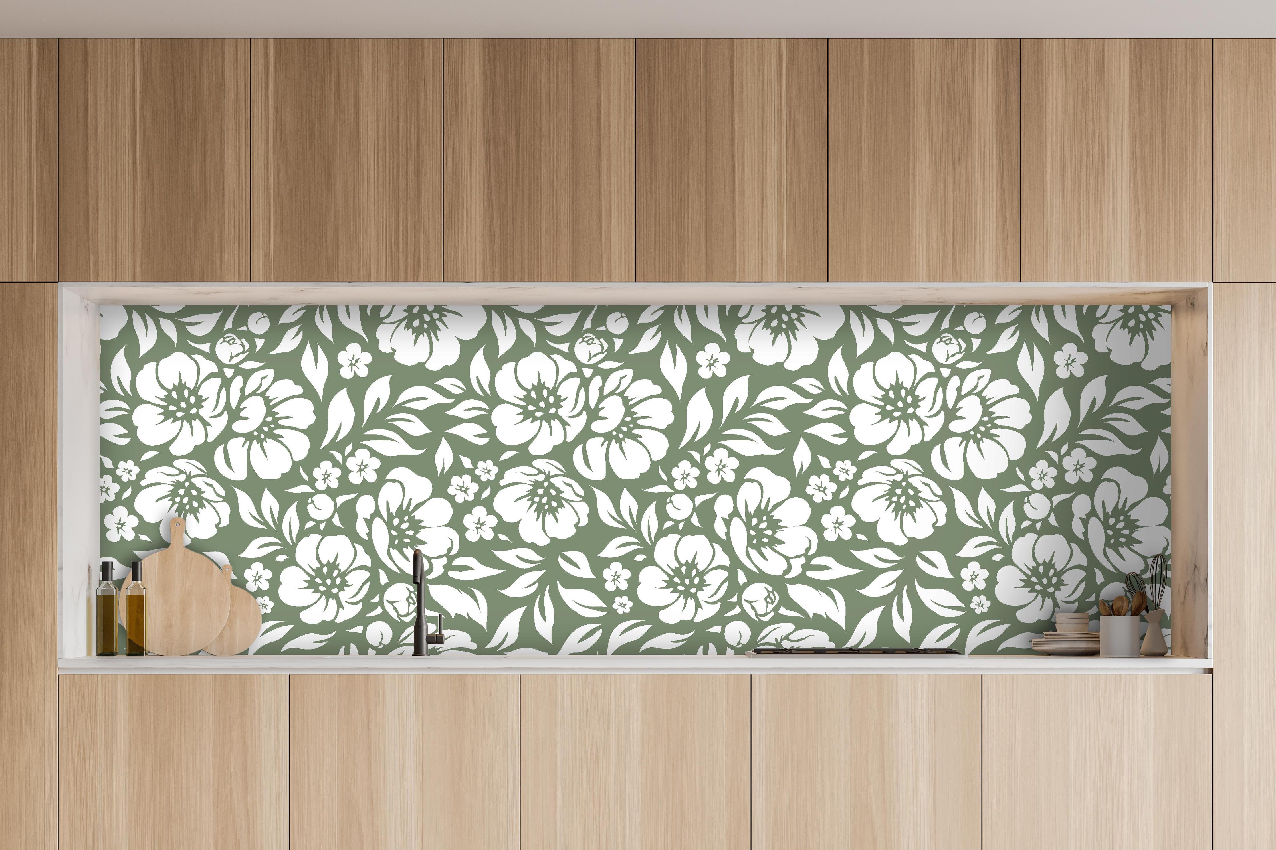 Küche - Natura Floreale Oliva hinter weißen Hochglanz-Küchenregalen und schwarzem Wasserhahn